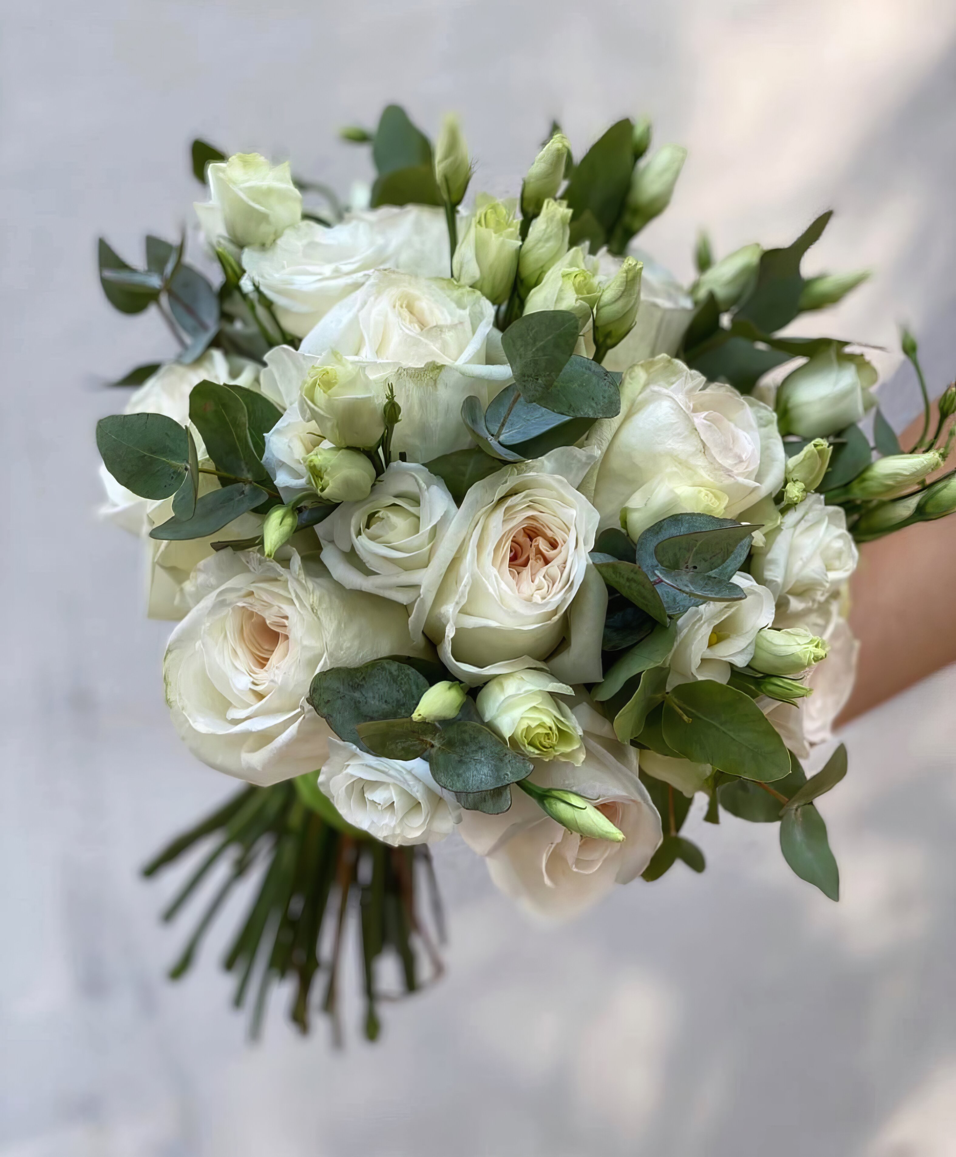 Букет невесты из пионовидных роз и эустома с эвкалиптом