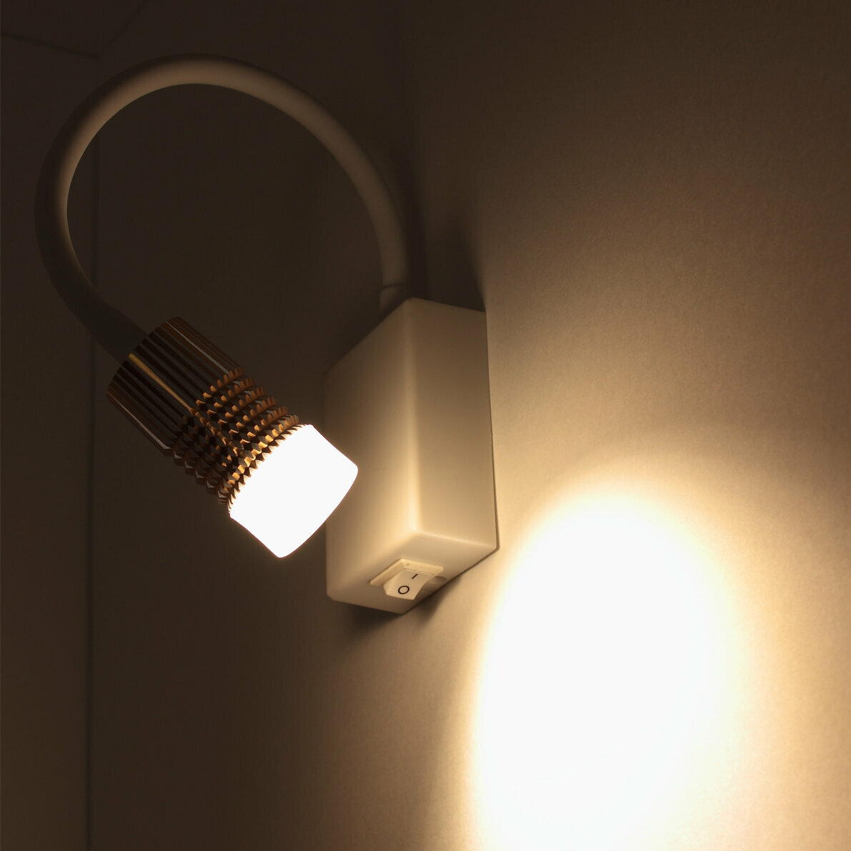 фото Светильник светодиодный прикроватный DH15 (220V, 5W, warm white, белый корпус)