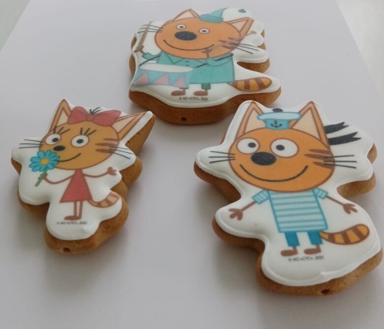 Набор имбирных пряников Три кота, топпер - украшение на торт - фотография № 3