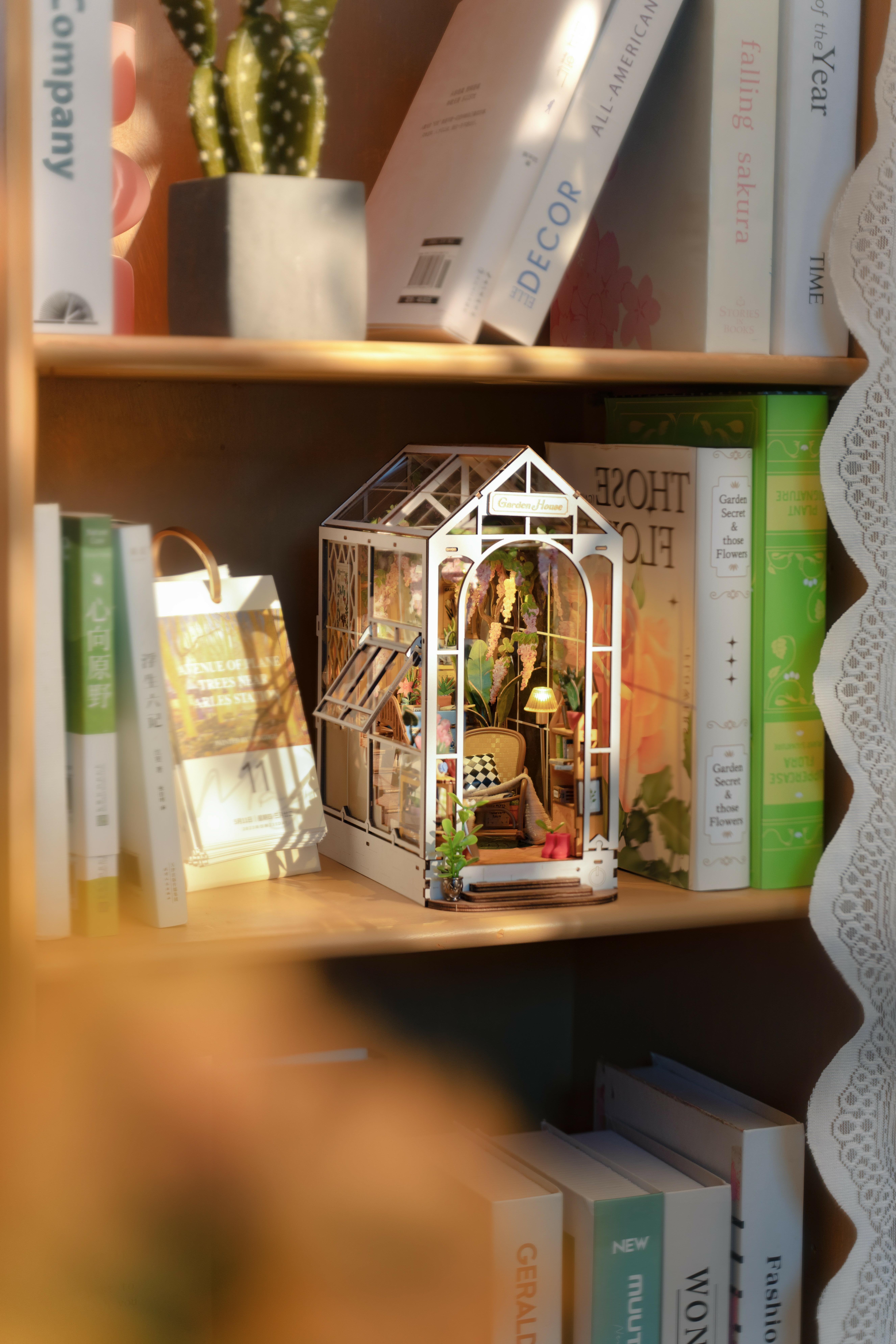 Деревянный конструктор - вставка на полку Садовый домик Robotime Garden House Book Nook