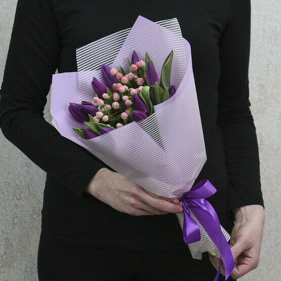 Сборный букет Flawery 11 фиолетовых тюльпанов и розовый гиперикум в упаковке