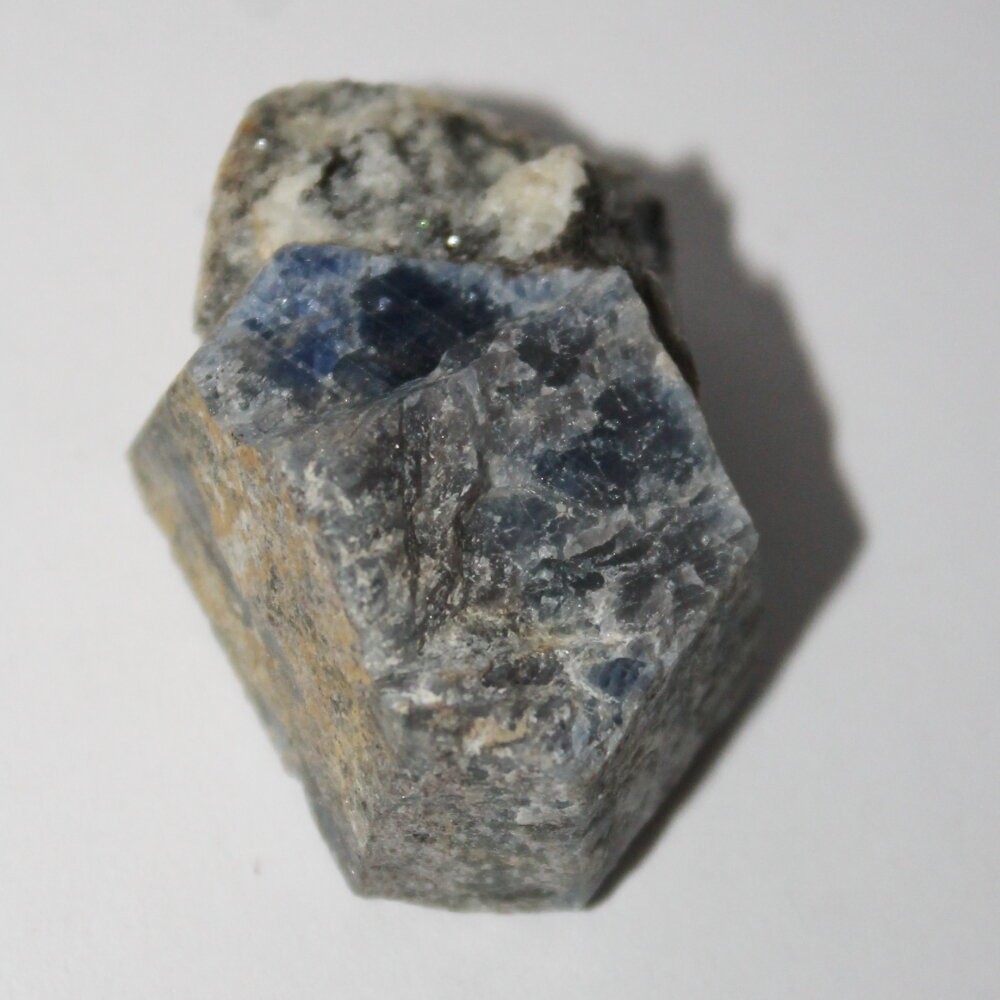 Кристалл на породе синего Корунда, коллекционный минерал "True Stones" - фотография № 3