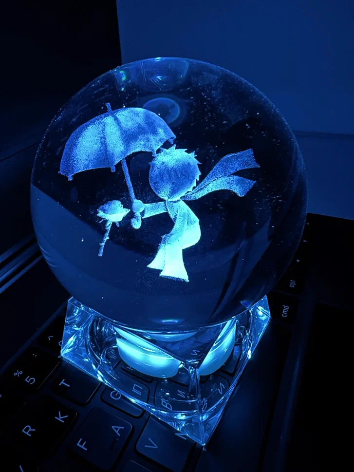 Хрустальный шар большой (диаметр 7 см), 3D светильник настольный "Мальчик с зонтом" / Синий - фотография № 2