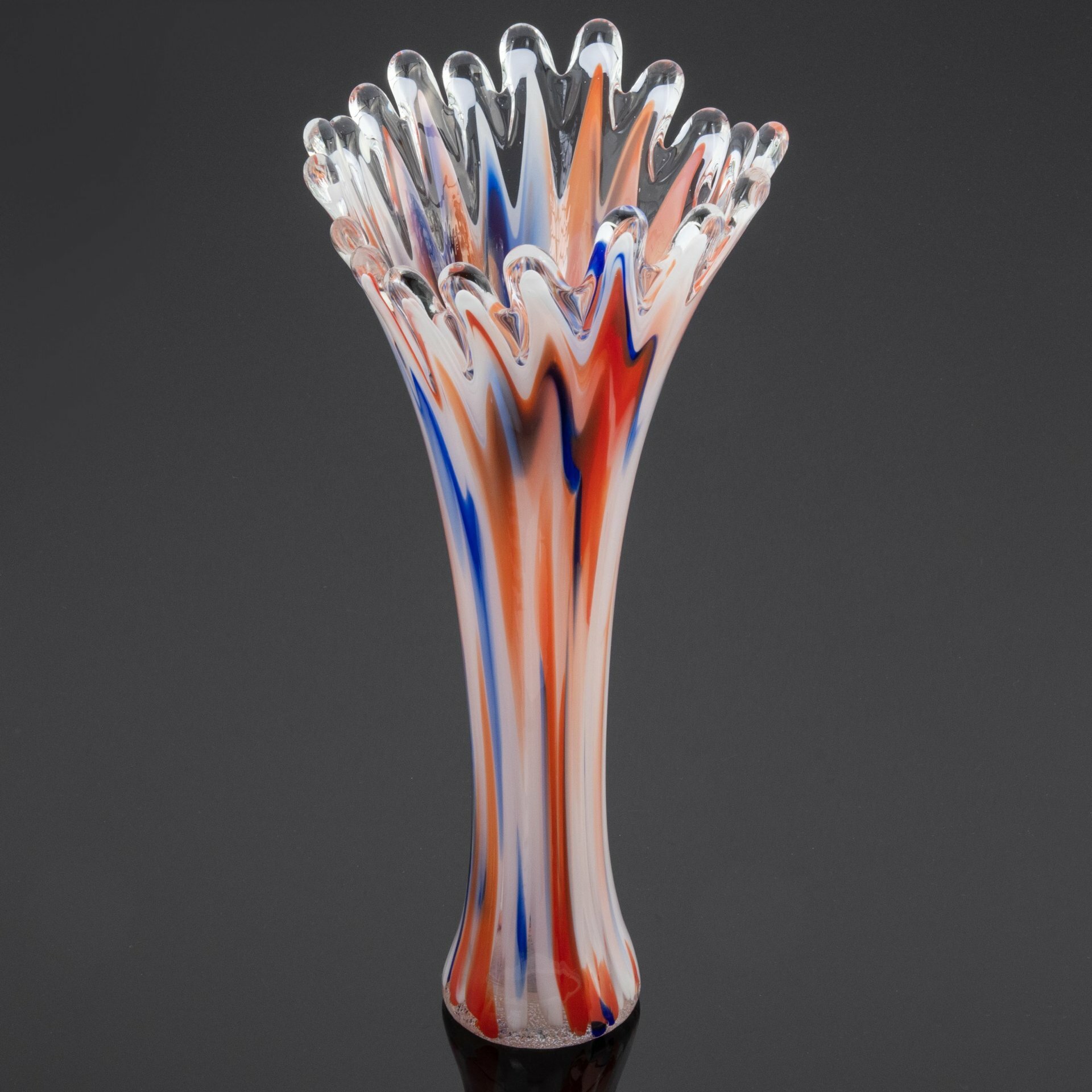 фото Ваза "Коралл" в бело-сине-красной гамме, стекло, гутная техника