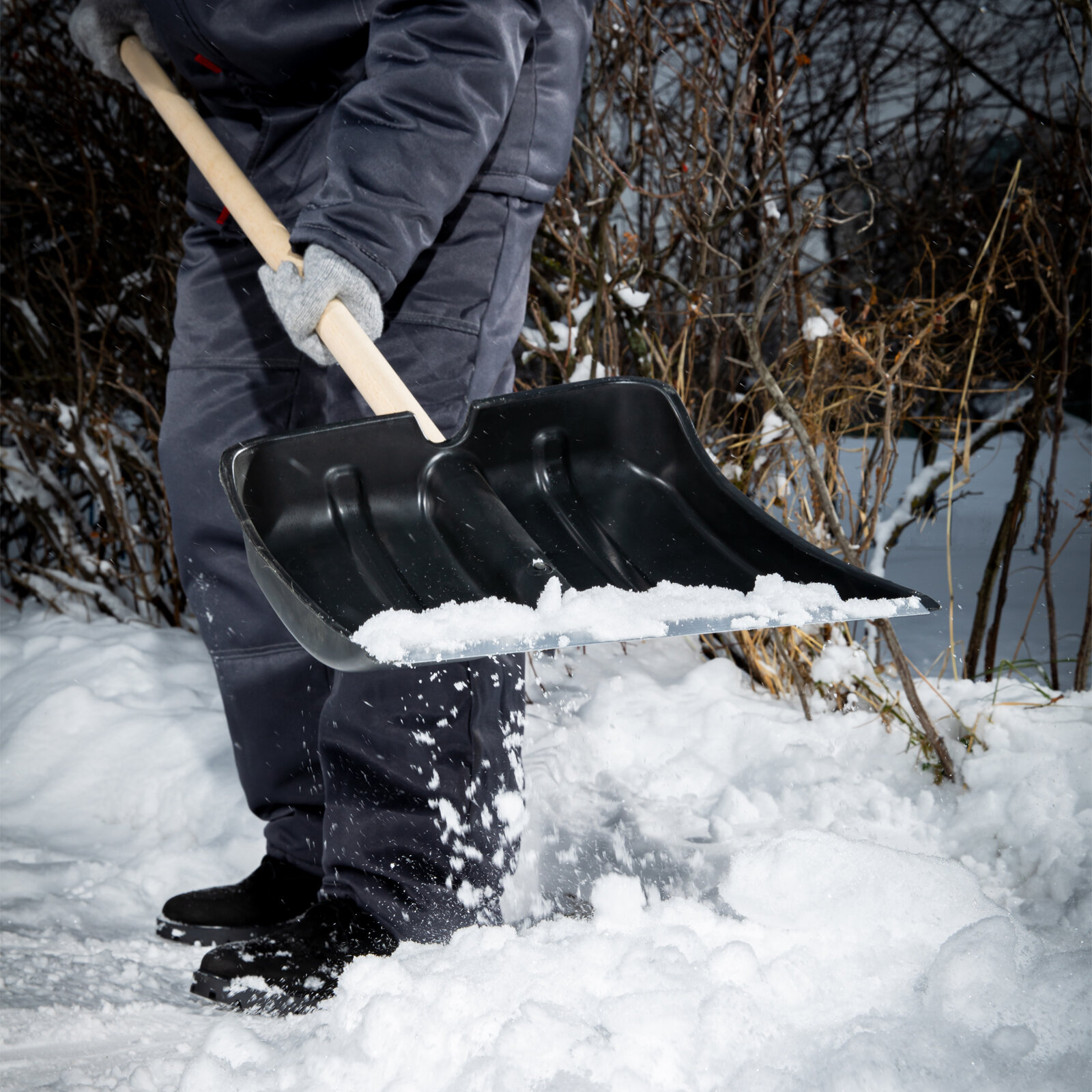 Лопата для уборки снега пластиковая, 380х385х1420 мм, деревянный черенок Россия - фотография № 11