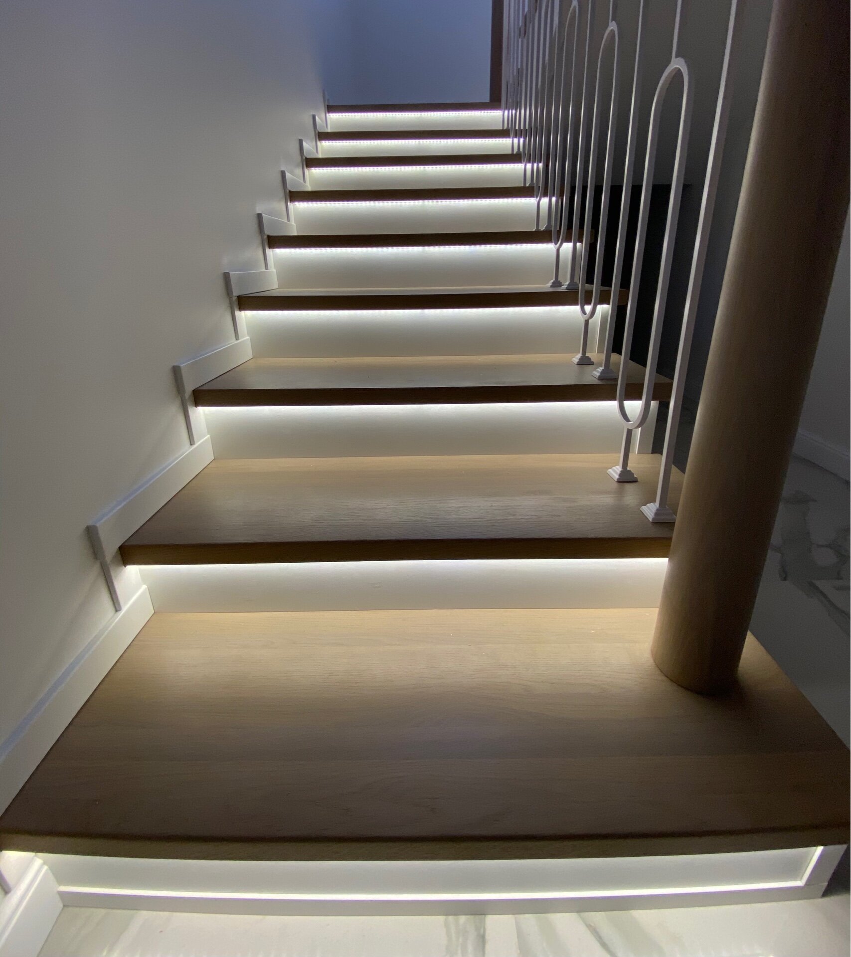 Комплект оборудования (неделимый) для умной подсветки лестницы до 16 ступеней серии BASE/16, Schneider Atlas сталь - фотография № 2