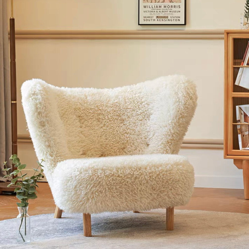 Плюшевое кресло в стиле Little Petra (Белое плюшевое кресло со светлыми деревянными ножками) - фотография № 3