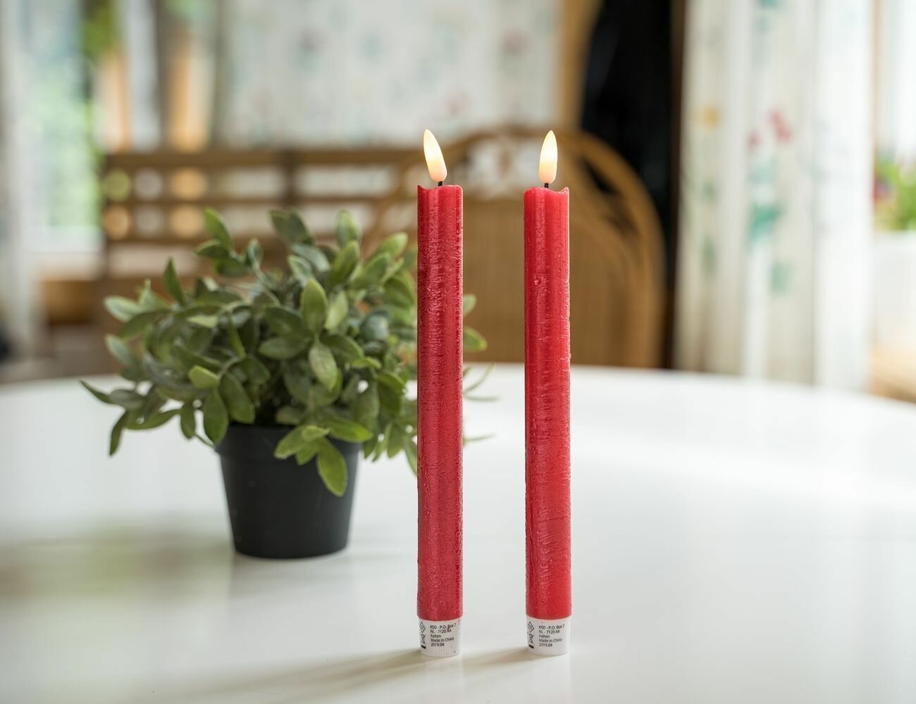 фото Набор светодиодных столовых восковых свечей живая душа, красных, тёплый белый LED-огонь, "натуральный фитилёк" 24 см, батарейки, 2 шт., Kaemingk (Lumineo) 480027