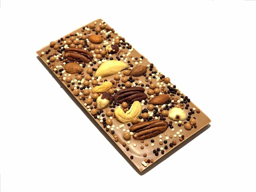 Карамельный бельгийский шоколад 55 грамм. Орех пекан; орех миндаль; орех кешью; орех фундук; карамельные криспы
