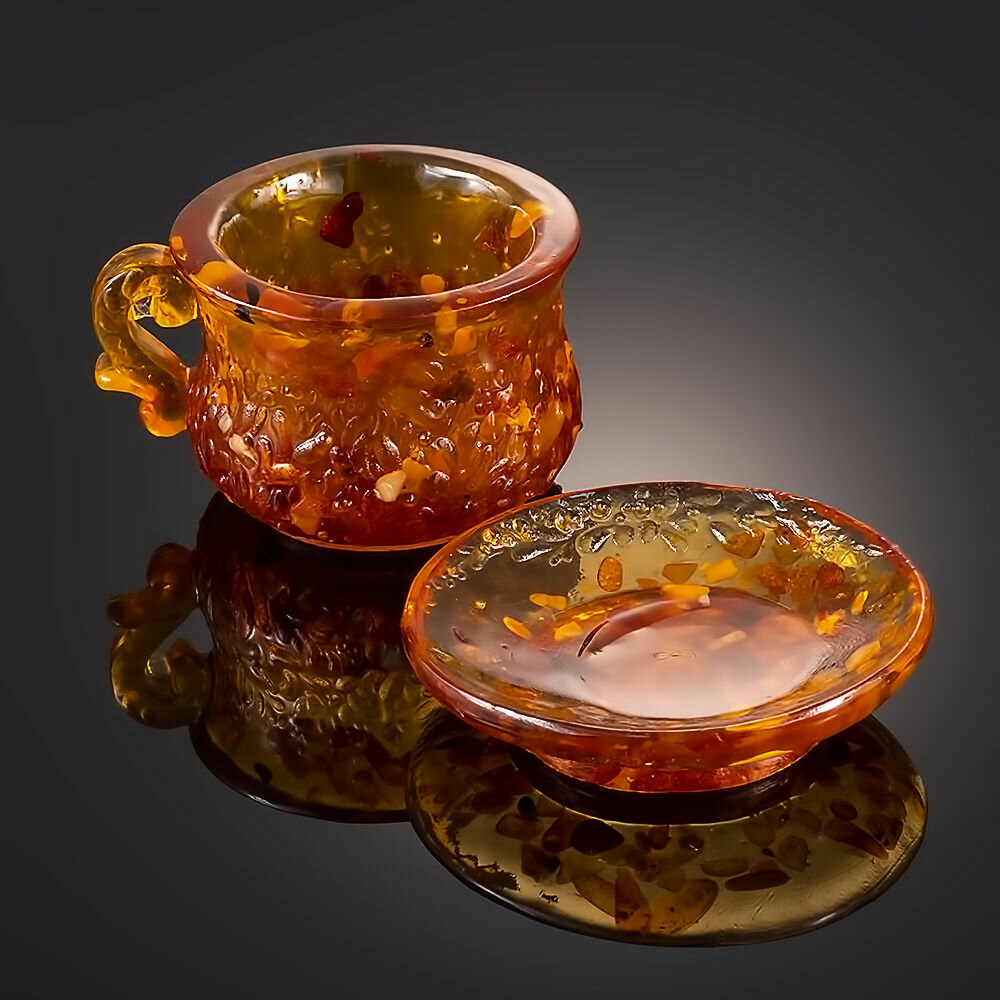 Сувенирная чашка с блюдцем с кусочками натурального янтаря - фотография № 2