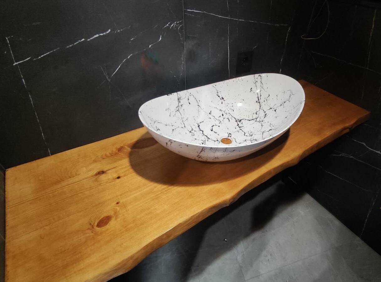 фото Столешница в ванную с живым краем массив сосны 1200х500х40