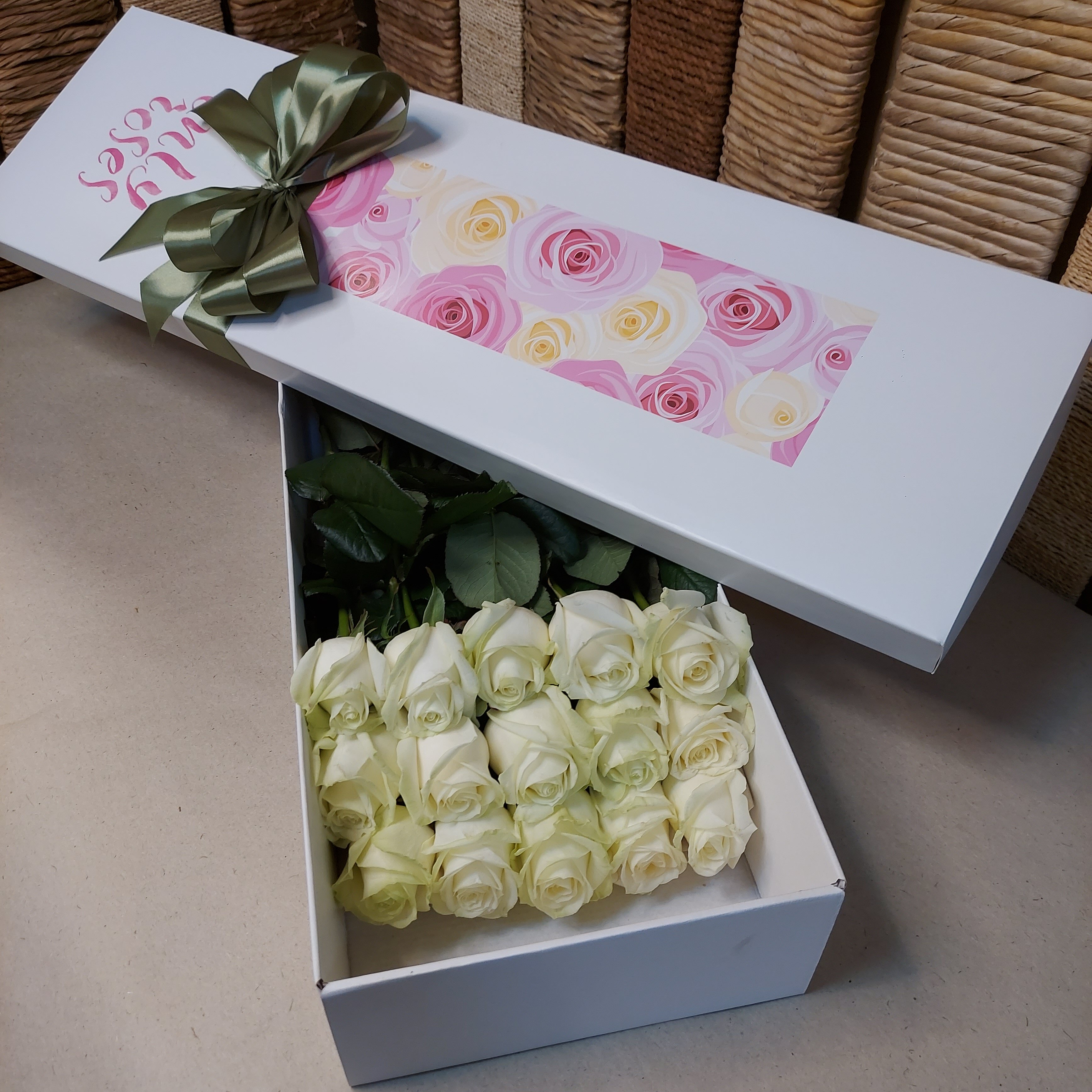 Розы Премиум 33 шт белые в крафт коробке длина 50 см (на фото 15 шт) арт.12850