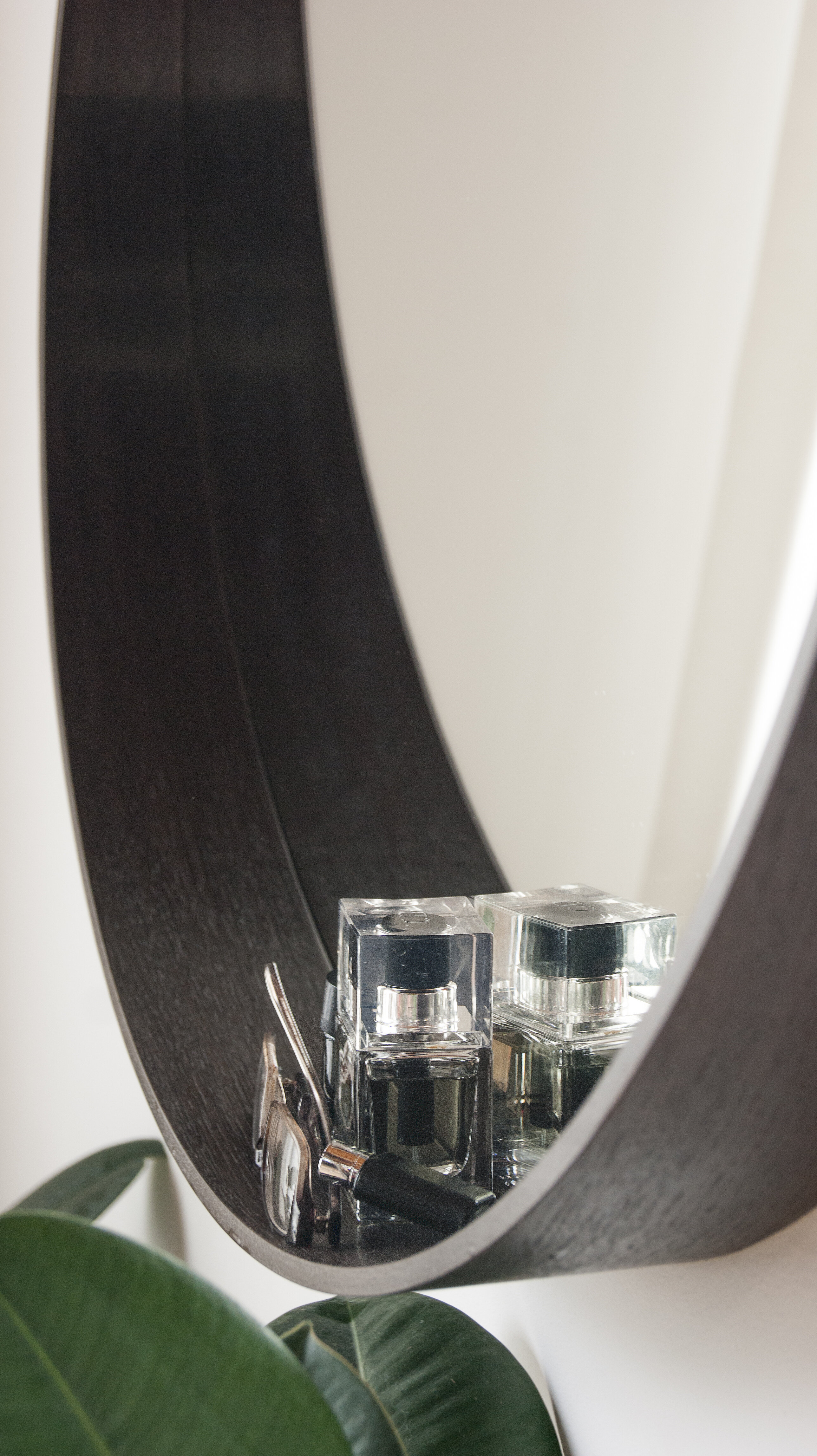 Зеркало интерьерное круглое настенное 80 см Мореный дуб - фотография № 2