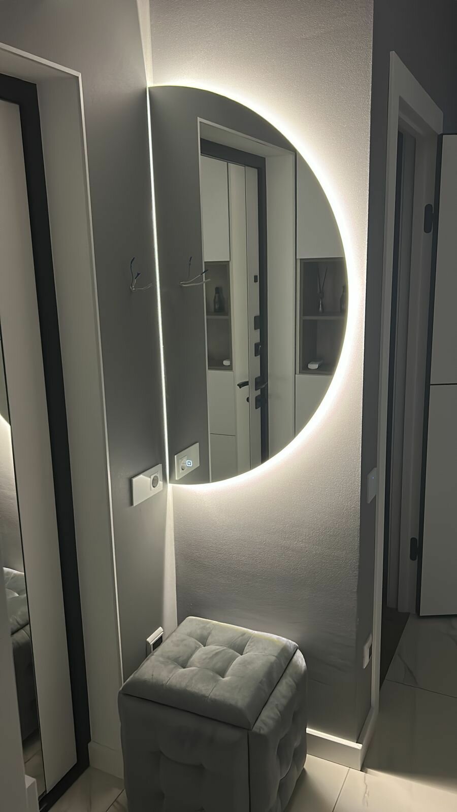 Зеркало интерьерное настенное с подсветкой парящее полукруглое правое 50*100см для ванной сенсорное управление - фотография № 2