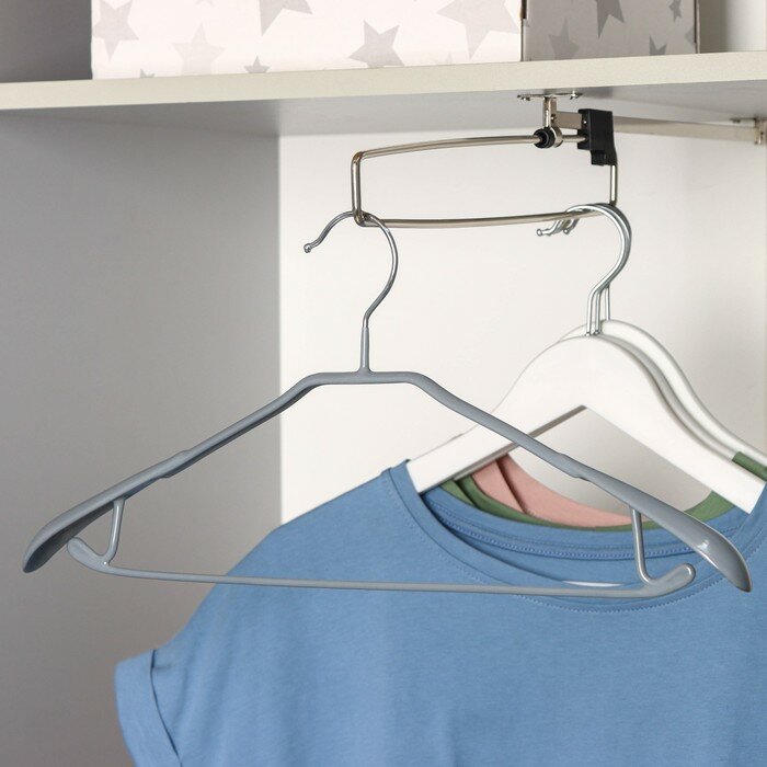 Плечики - вешалка для одежды Доляна размер 46-48 антискользящее покрытие широкие плечики цвет серый