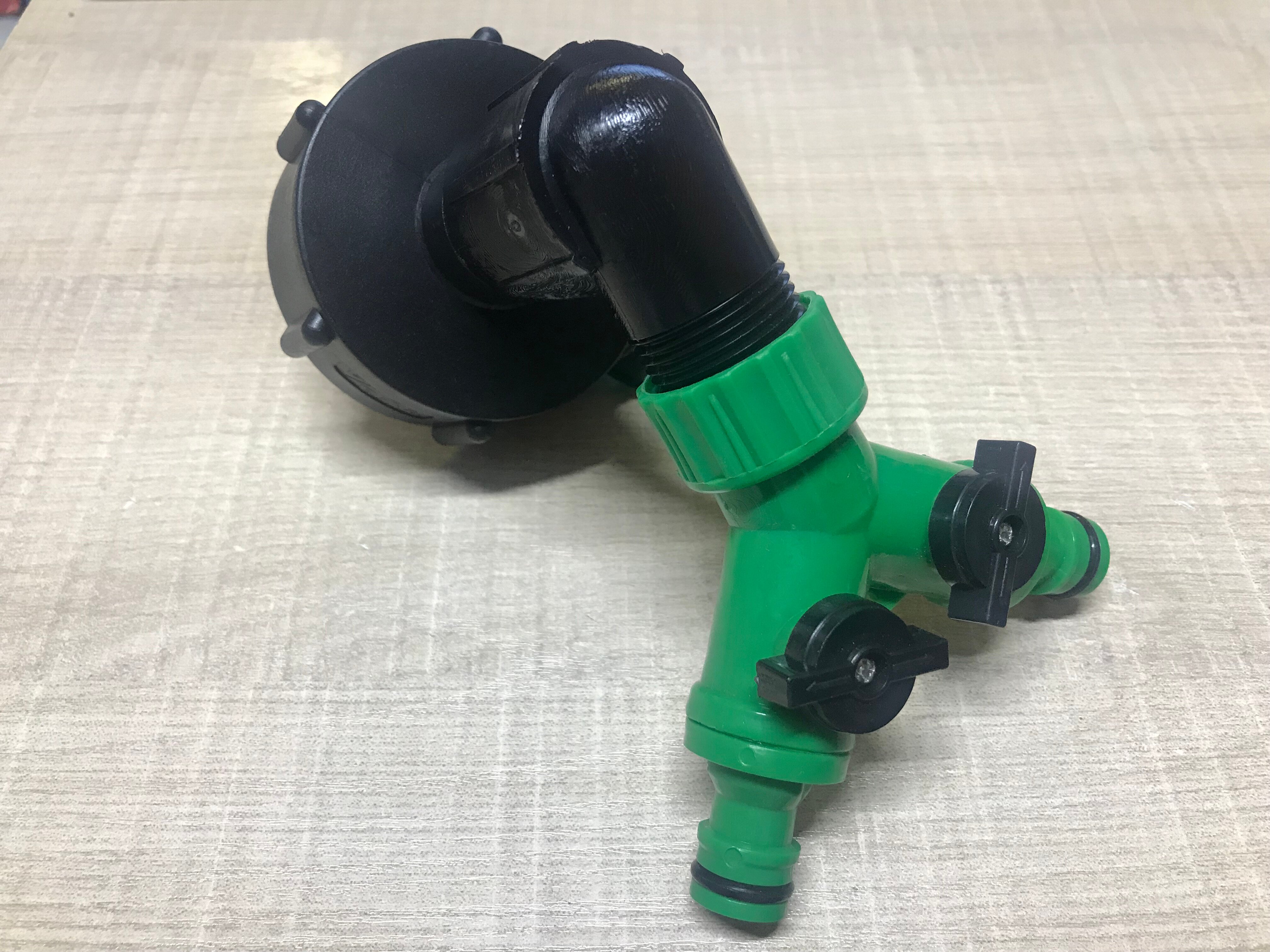 фото Крышка для еврокуба с внутр. резьбой 2" и распределителем на 2 выхода