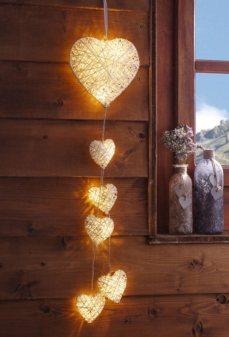 Гирлянда в виде сердца на стене