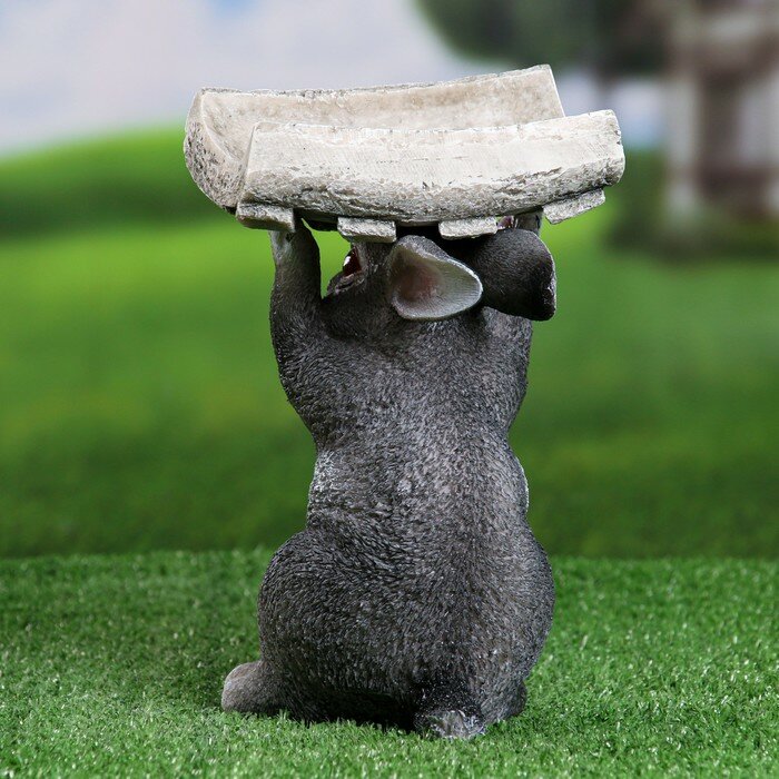 Садовая фигура "Серый заяц с кормушкой на голове" 15х13х24см - фотография № 3