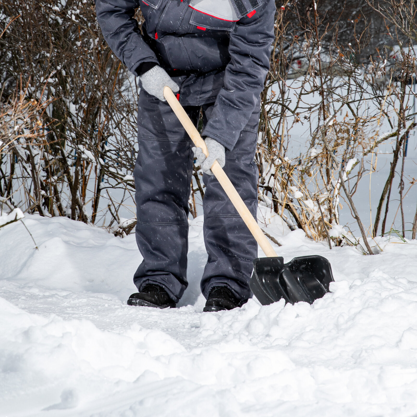 Лопата для уборки снега пластиковая, 380х385х1420 мм, деревянный черенок Россия - фотография № 10