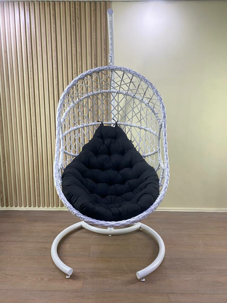Подвесное кресло Pletenev "Овал" Белый + черная подушка - фотография № 1