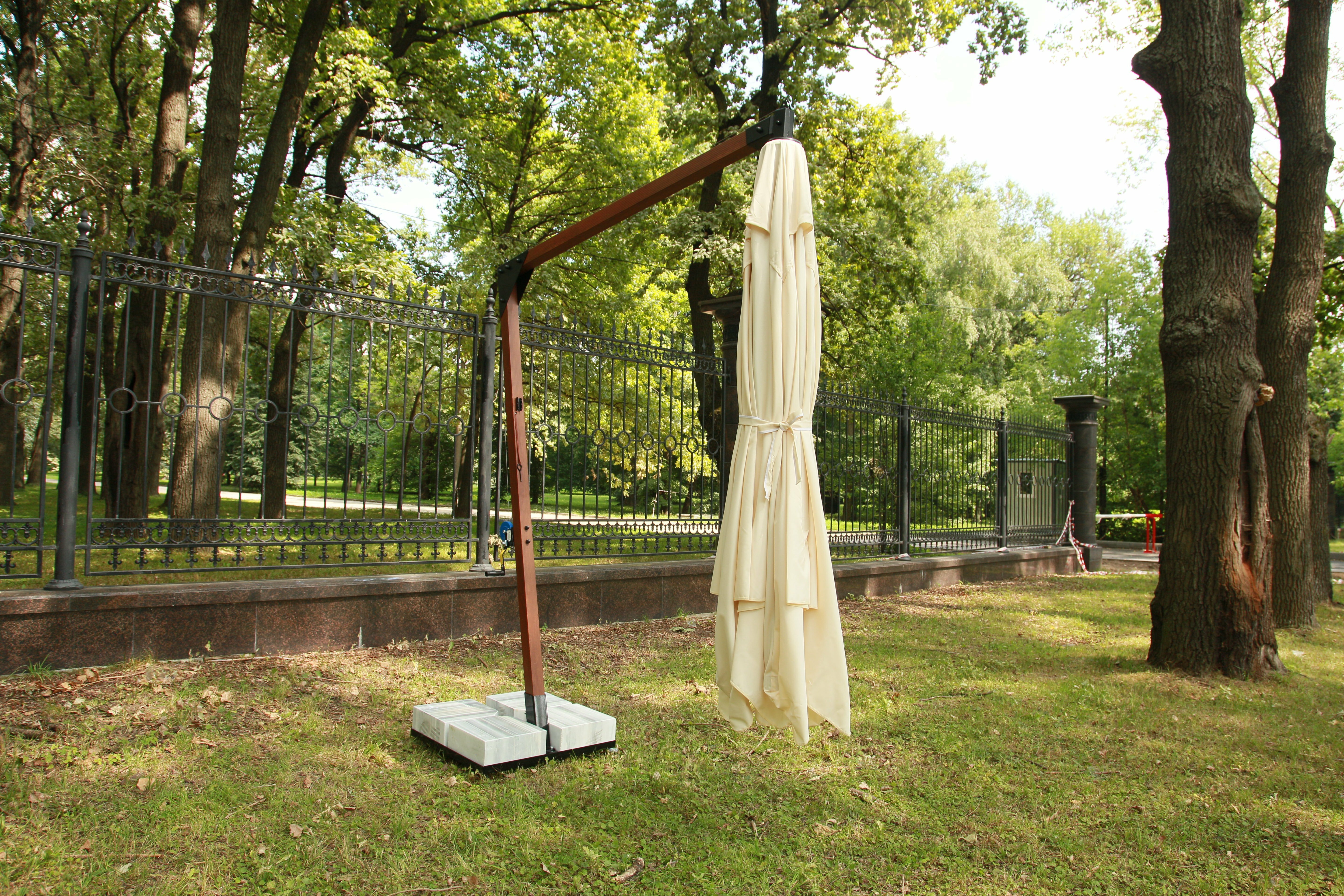 Профeссиональный зонт MAESTRO WOOD 300 квадратный с базой-основанием - фотография № 6