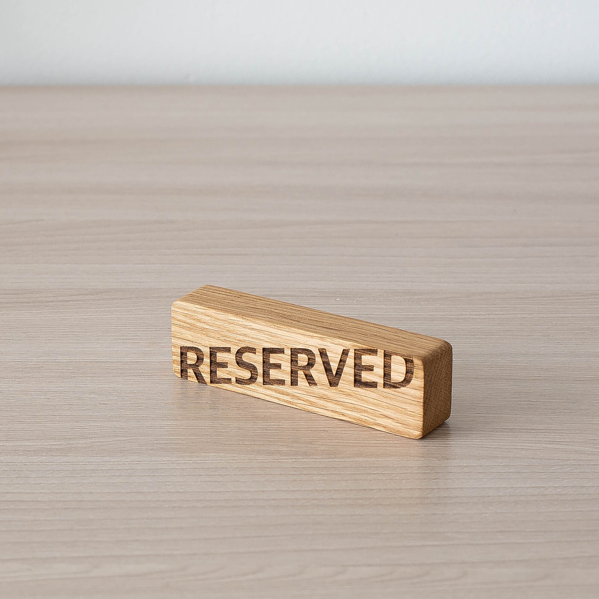 Табличка "RESERVED" на стол для бара ресторана или летнего кафе. (1 шт.) Дуб 110х30х20 мм.