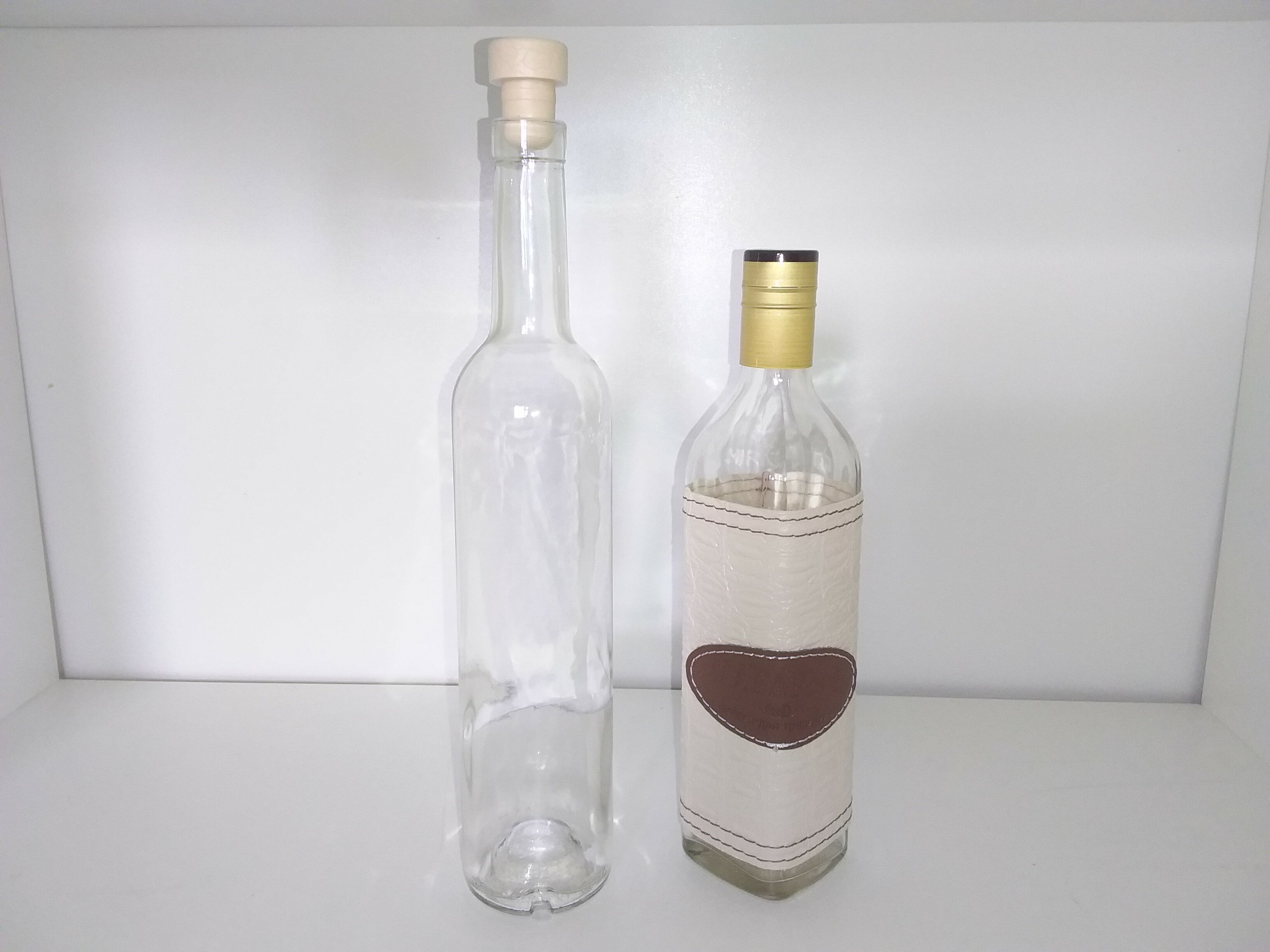 Бутылка коньячная 4 шт по 0,5 л и бутылка "Магарыч" 0,5 л 1 шт с пробками