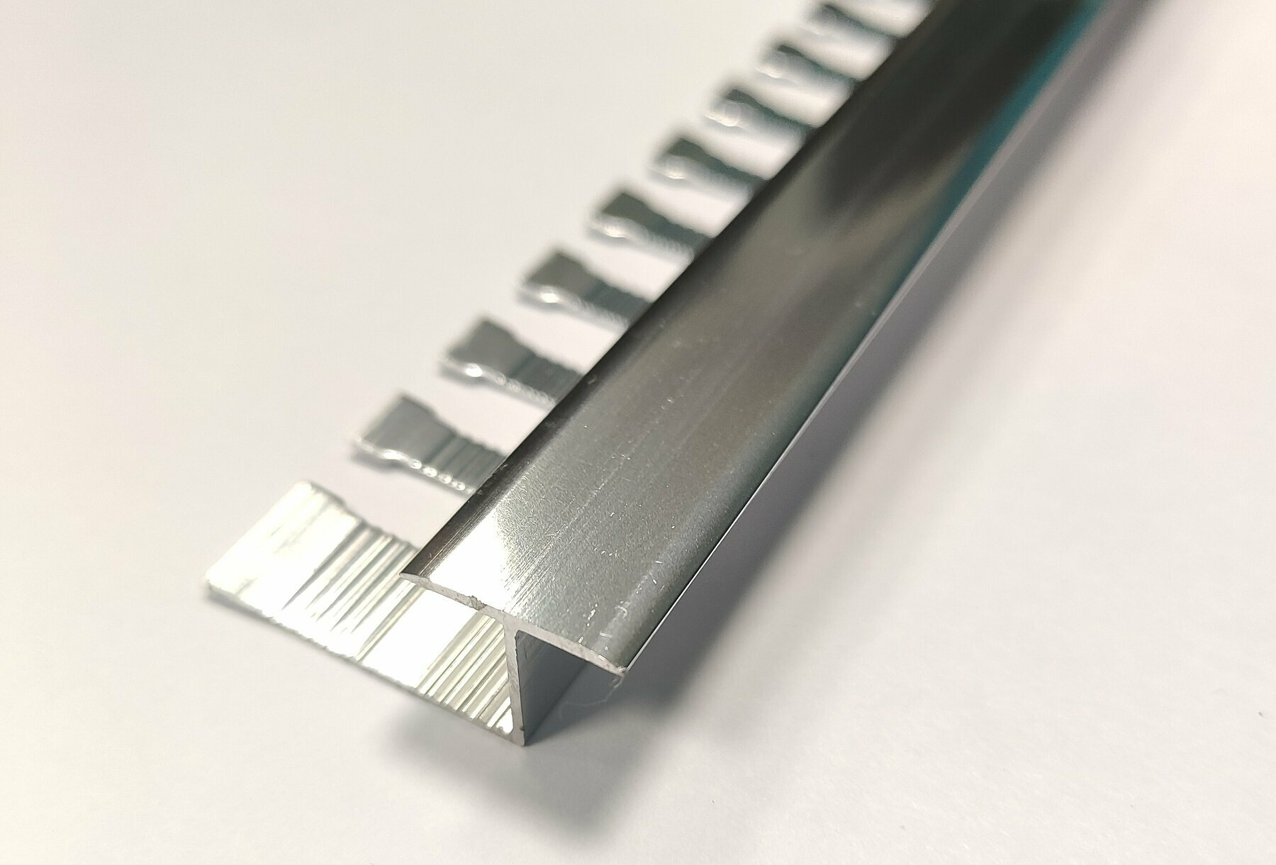 Порожек Т-образный алюминиевый гибкий для напольных покрытий, ширина 16мм, высота 10мм, длина 2,7м, ПЗ-10 Анод серебро глянец