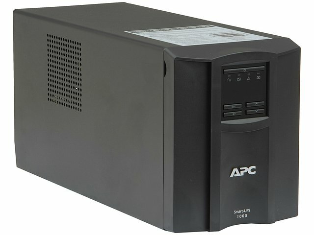 Источник бесперебойного питания APC Источник бесперебойного питания 1000ВА APC Smart-UPS 1000 SMT1000I, C13, черный (USB)