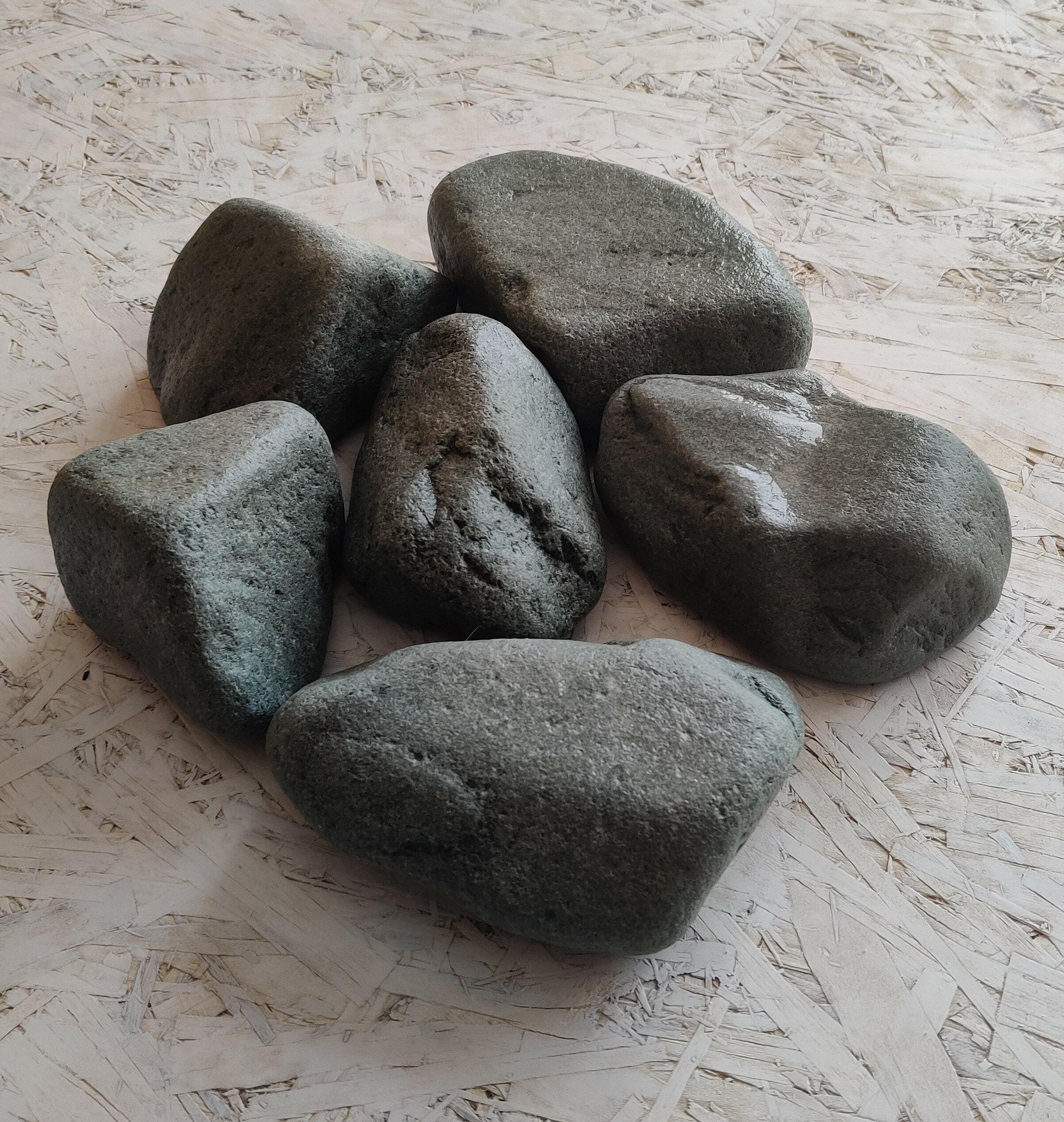 Камень для Бань и Саун "Порфирит", Обвалованный, средний размер 70-150мм, Фасовка 20кг - фотография № 1