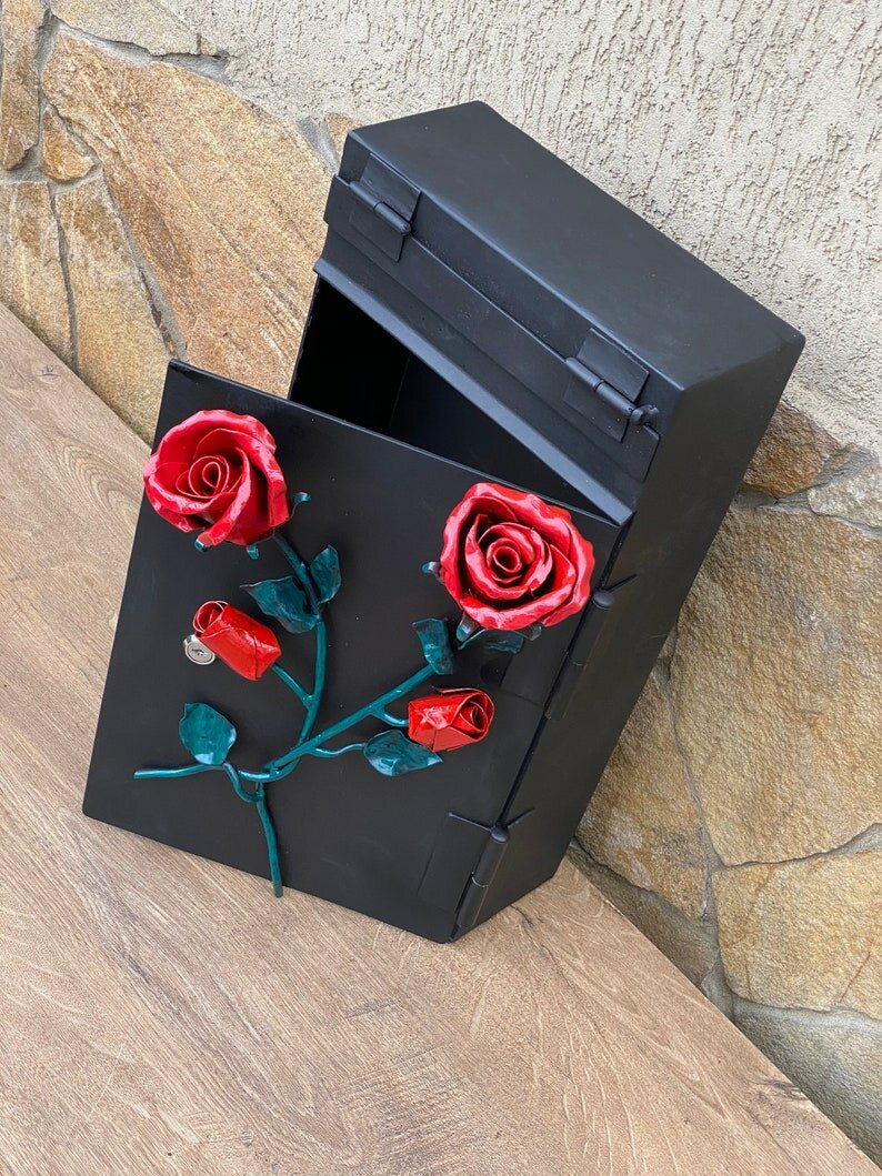 Кованый настенный почтовый ящик для двора, при дворовой почтовый ящик Железная роза - фотография № 2