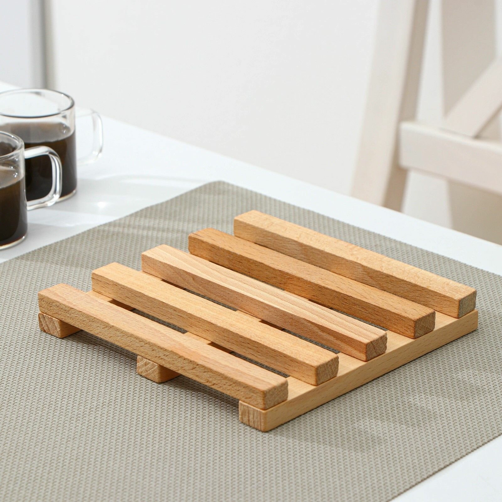 фото Буковая подставка-решетка под горячее (15х15х2 см)