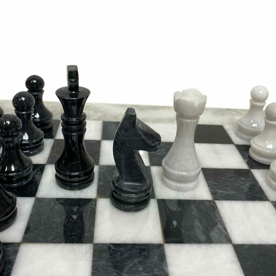 Шахматная доска из белого мрамора