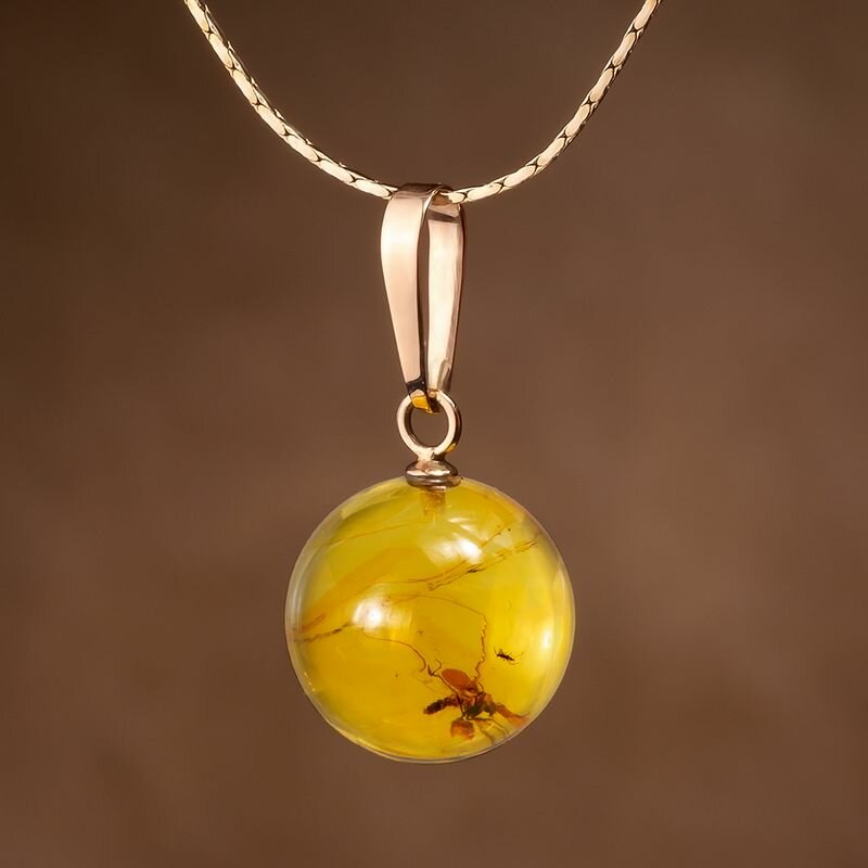 Золотая подвеска шар с инклюзом комара в янтаре