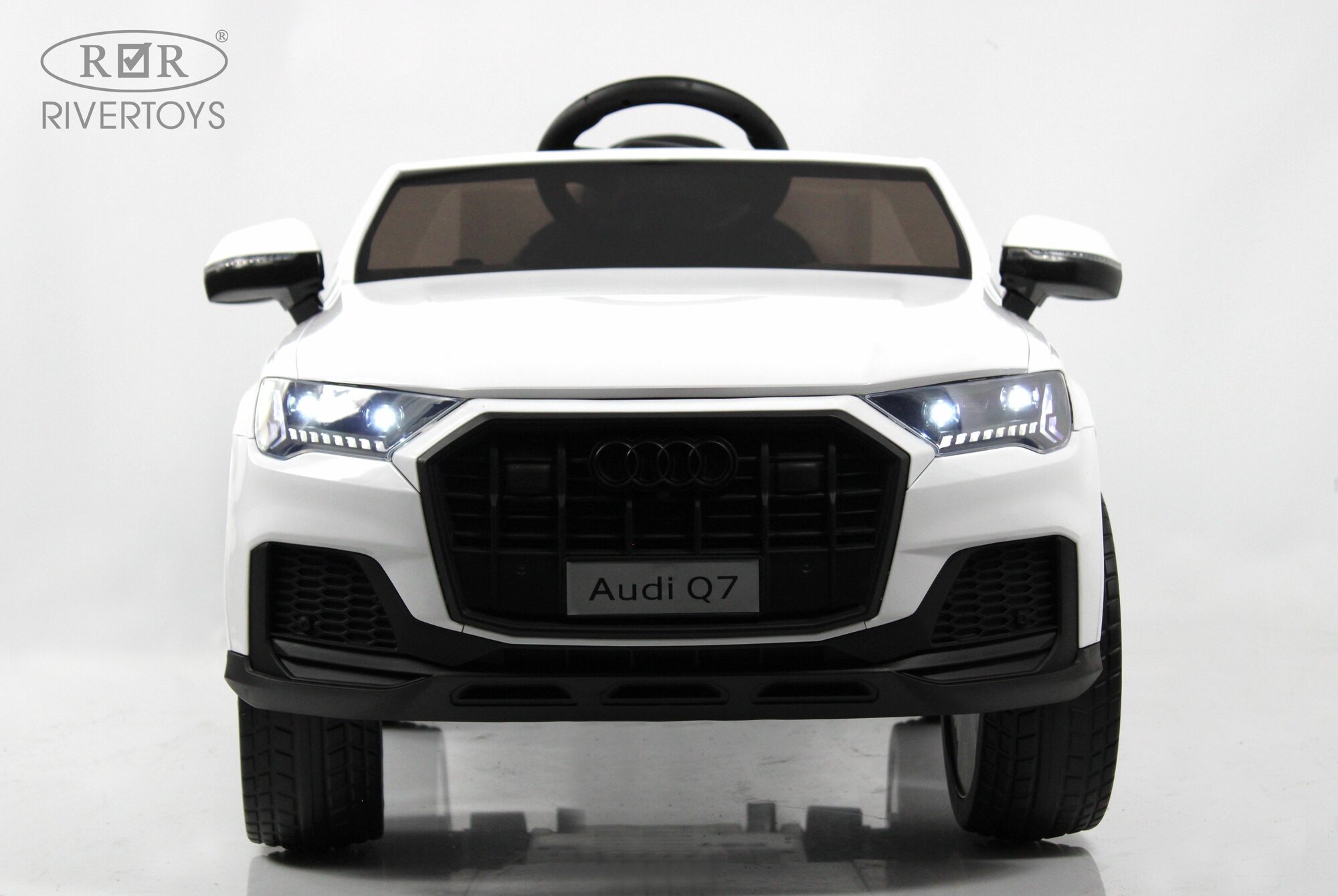 RiverToys Детский электромобиль AUDI Q7 (HL678) белый