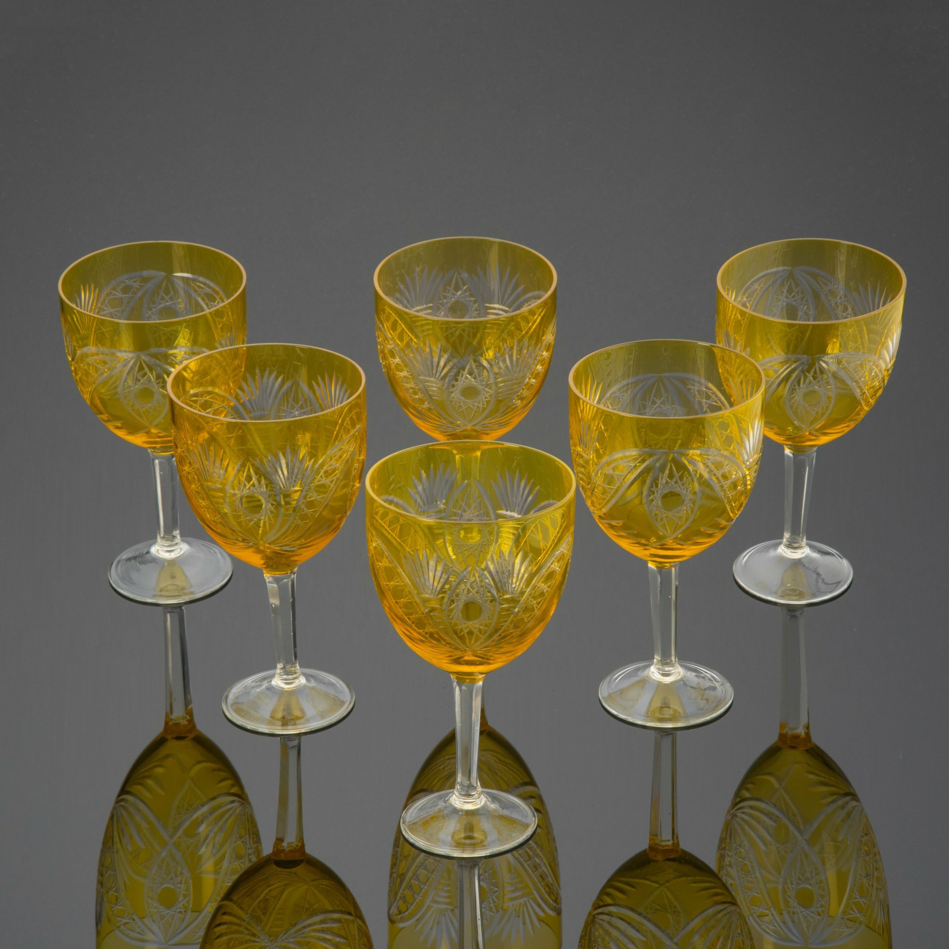 Набор из шести бокалов жёлтого цвета, украшенных резным декором, стекло