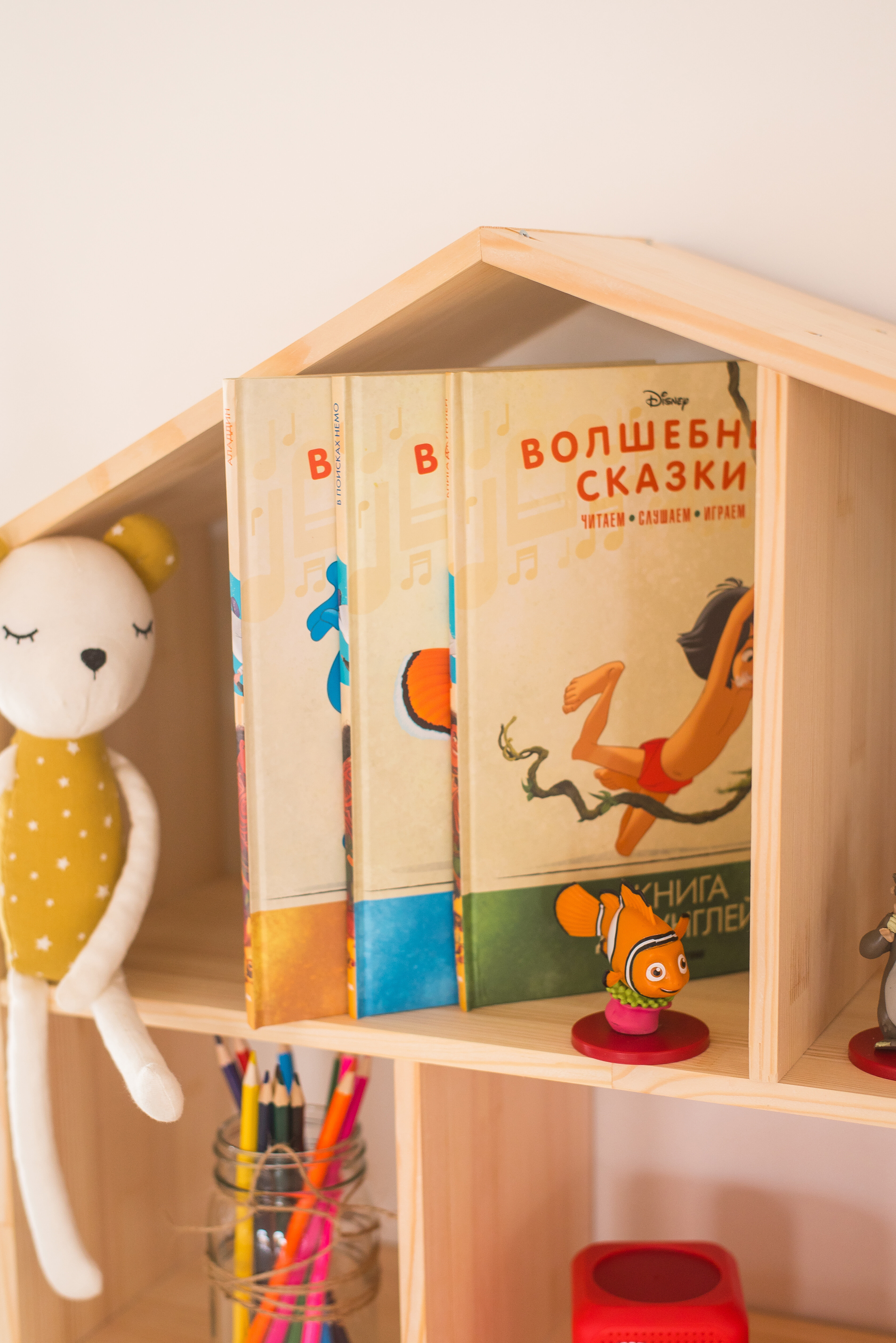 Полка настенная деревянная для книг, для детской комнаты книжная полка, мебель для детской - фотография № 4