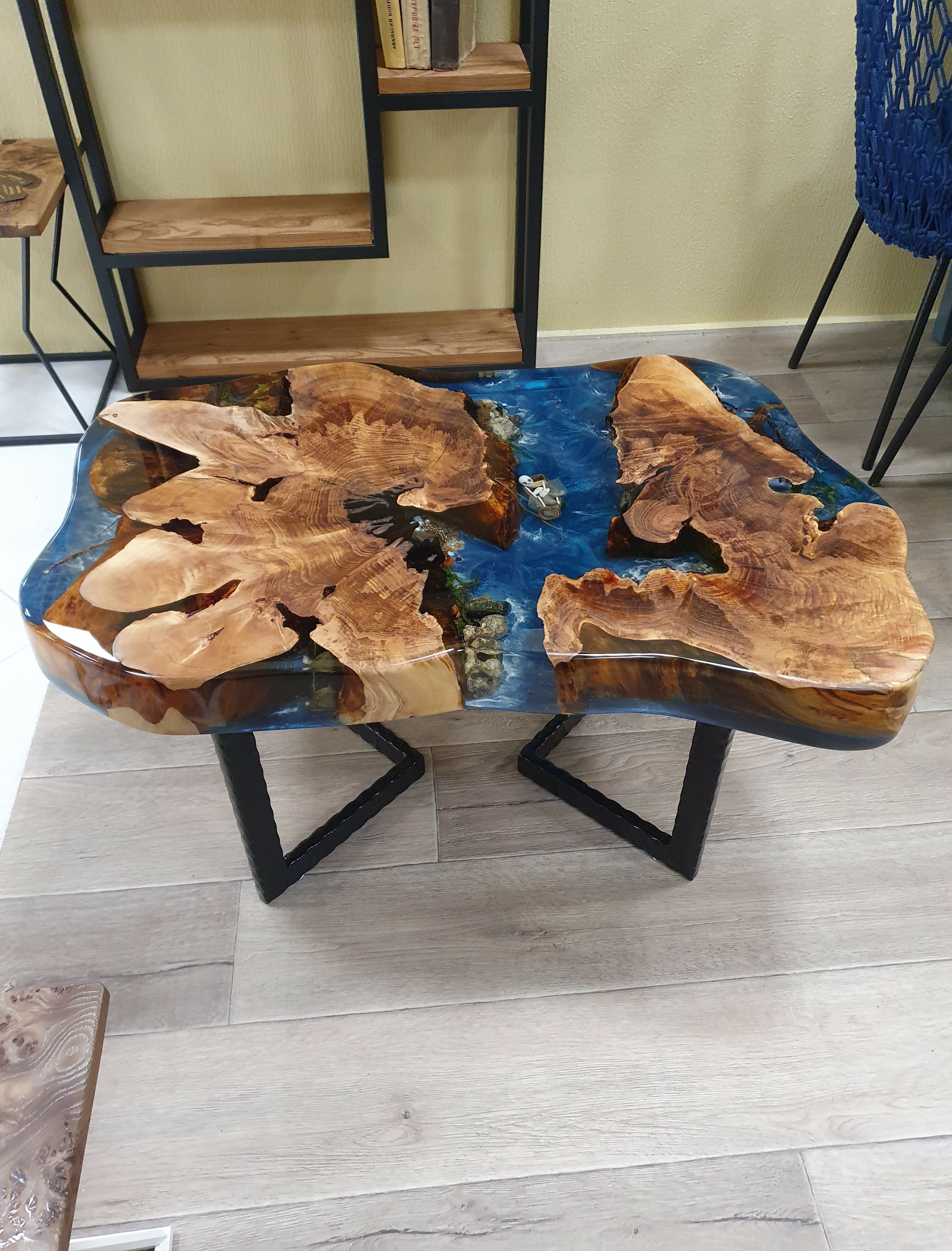 Журнальный эпоксидный столик из массива дерева с рекой из эпоксидной смолы в стиле лофт - фотография № 1