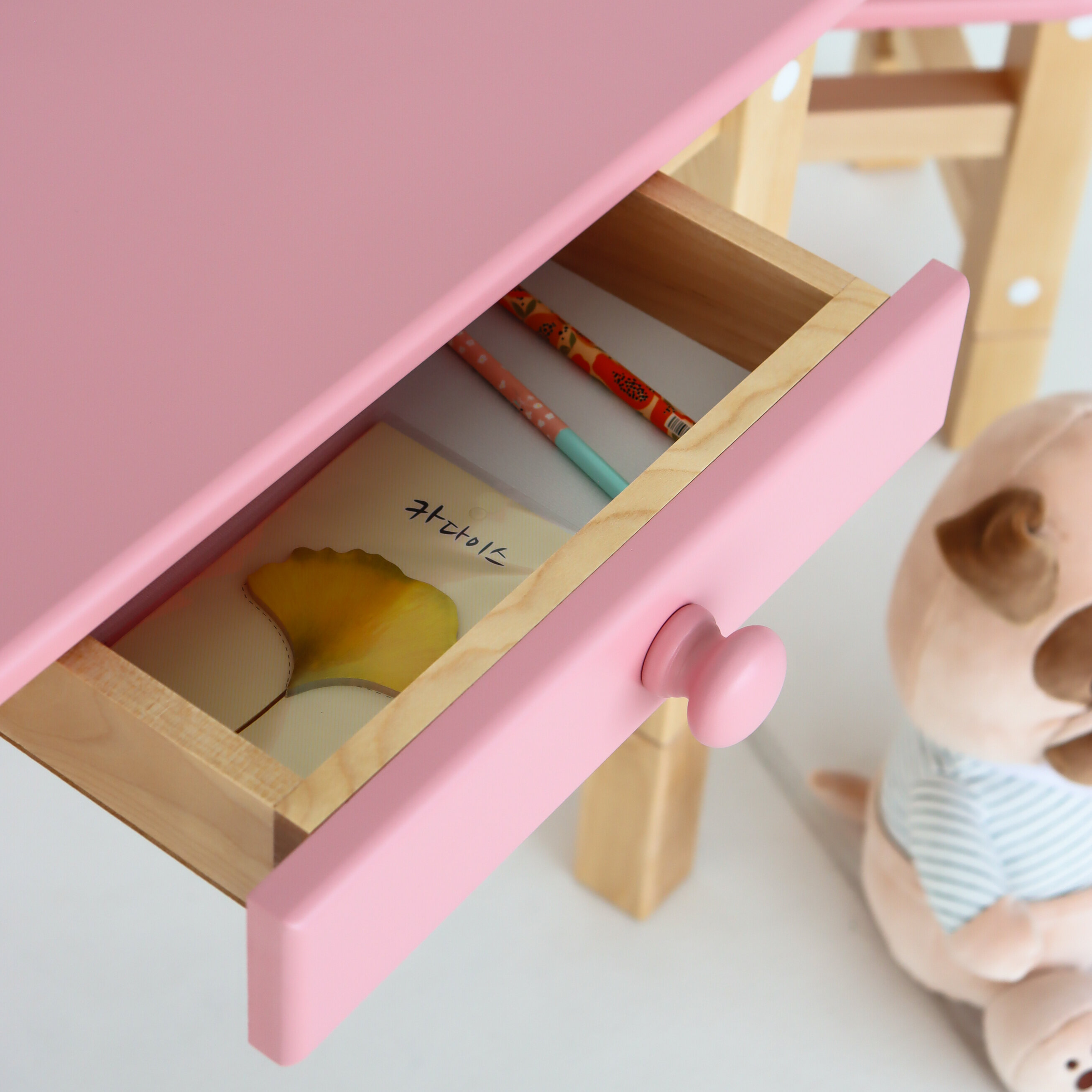 Растущий детский стол Forest Pink с ящиком из натурального дерева - фотография № 3