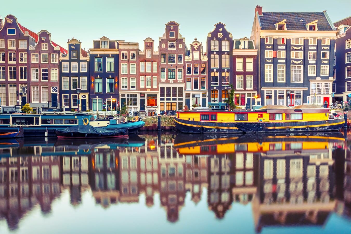 Фотообои Уютная стена "Яркие лодки Амстердама" 410х270 см Бесшовные Премиум (единым полотном) - фотография № 1