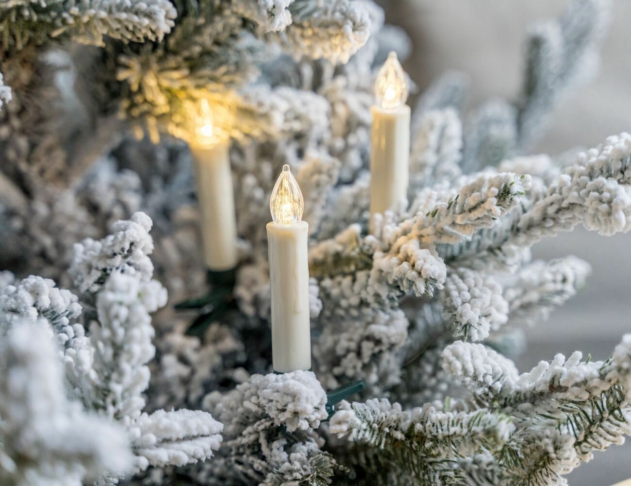 фото Свечи ёлочные рождественские на клипсах, слоновая кость, тёплые белые LED-огни, 10.5 см, батарейки, таймер, ПДУ, 10 шт., Koopman International AX2001000