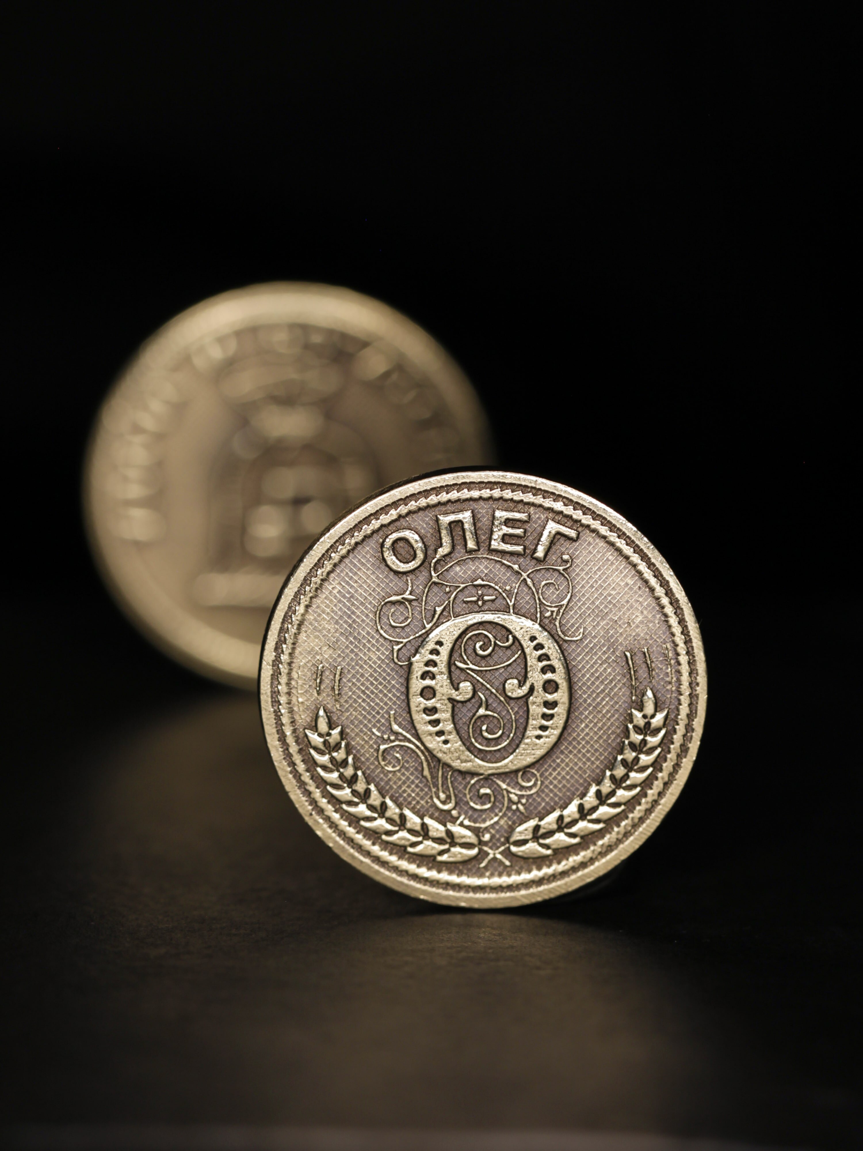 Именная оригинальна сувенирная монетка в подарок на богатство и удачу мужчине или мальчику - Олег - фотография № 1