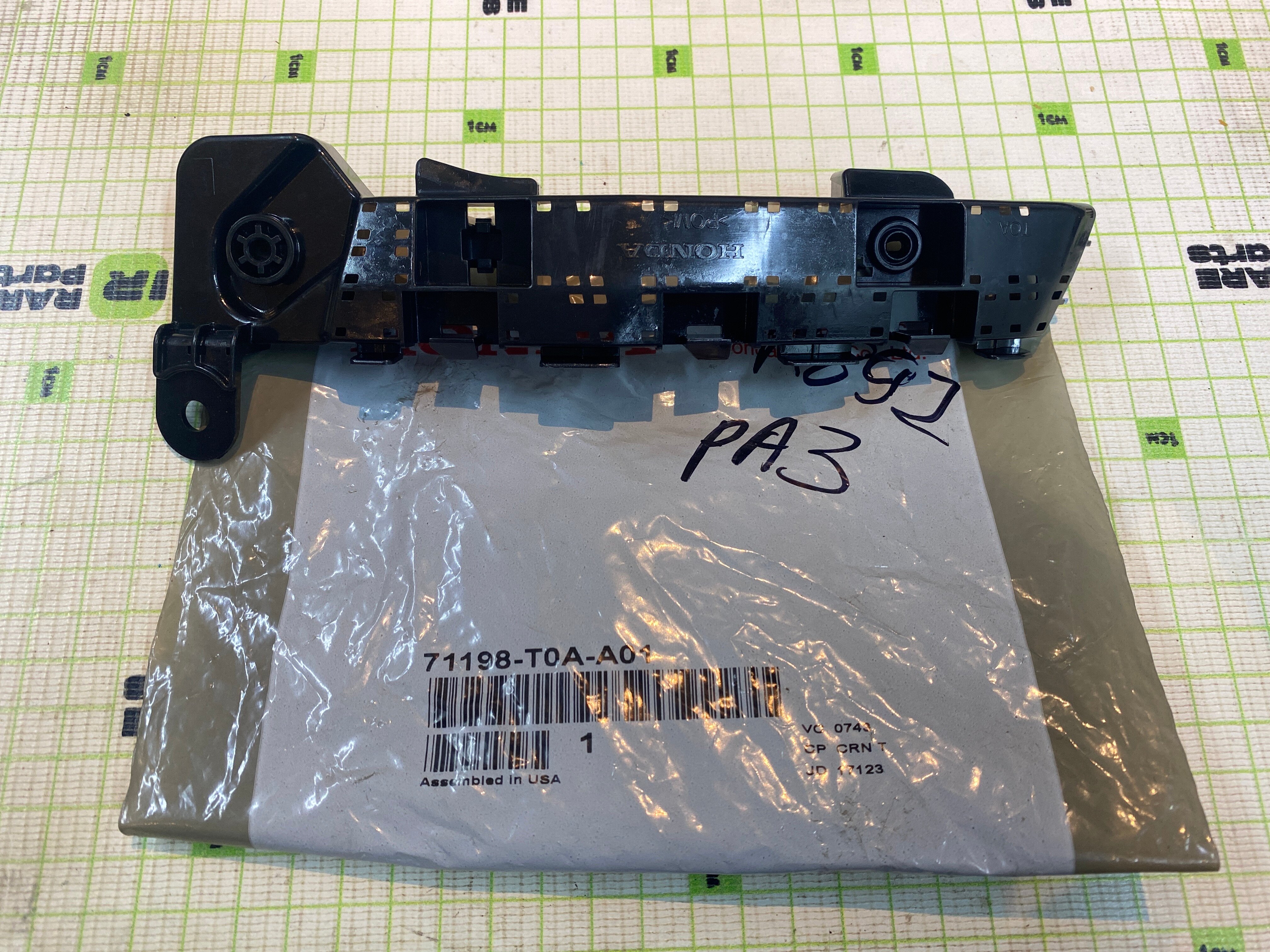 фото Кронштейн переднего бампера левый для Honda CR-V