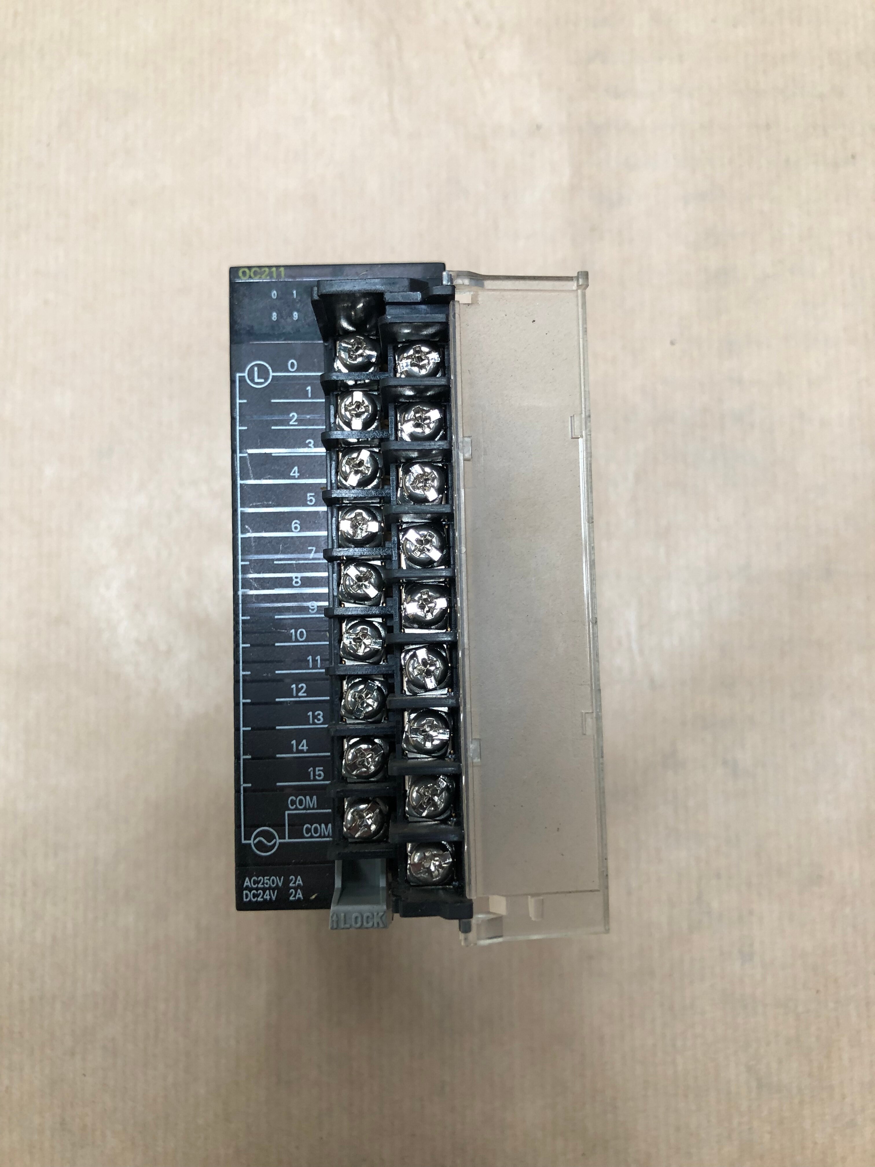 Блок вывода OMRON CJ1W-OC211 — фото 2