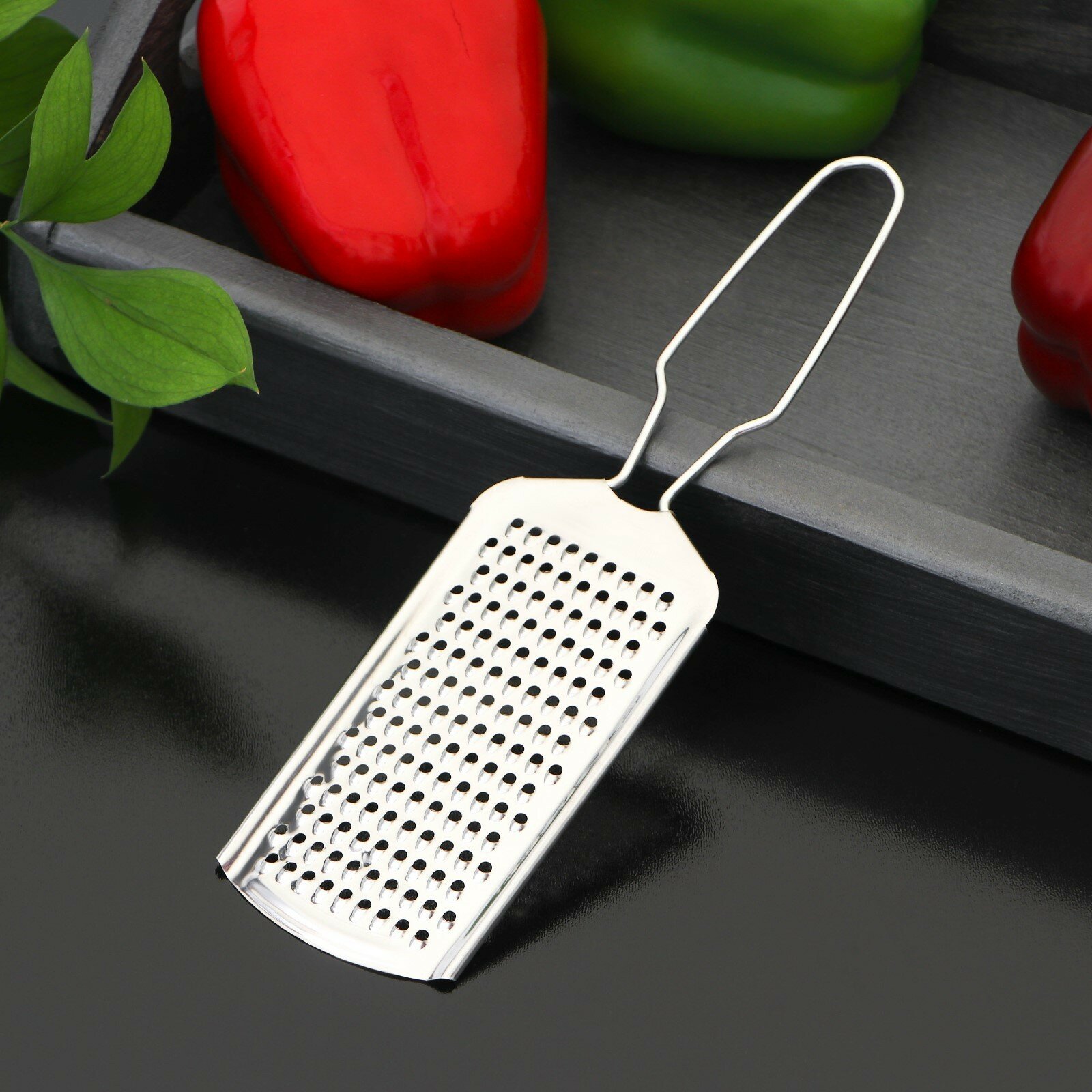 фото Тёрка мелкая с ручкой Доляна «Помощник», 21×5,5 см, мелкая, цвет серебряный 1шт.