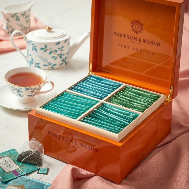 Ассорти чая в коробке Fortnum&Mason Famous & Classic World Wooden Restaurant Box, 60 пакетиков - фотография № 1