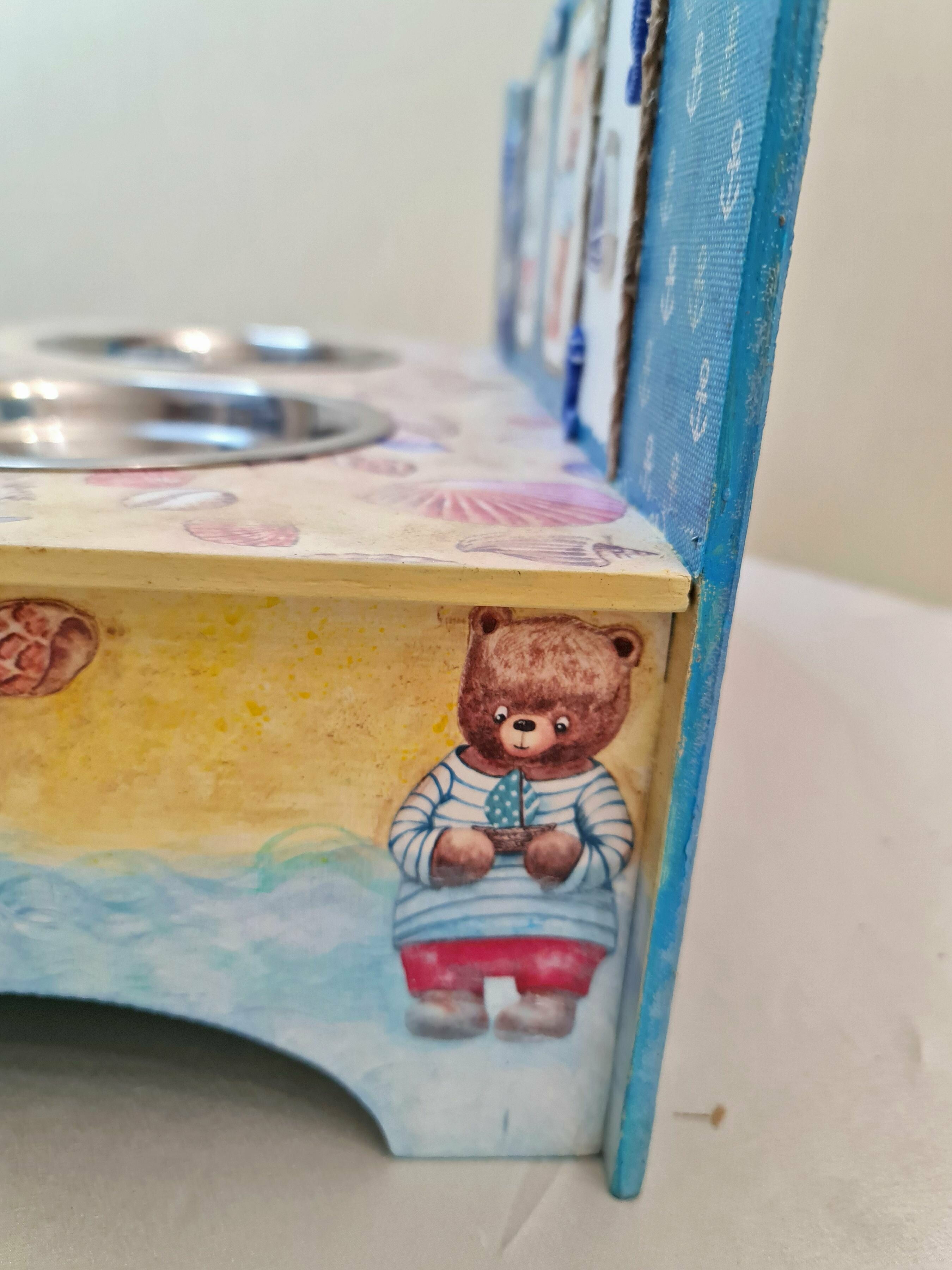 Авторская деревянная подставка под миски для животных ручной работы с медвежатами - фотография № 4