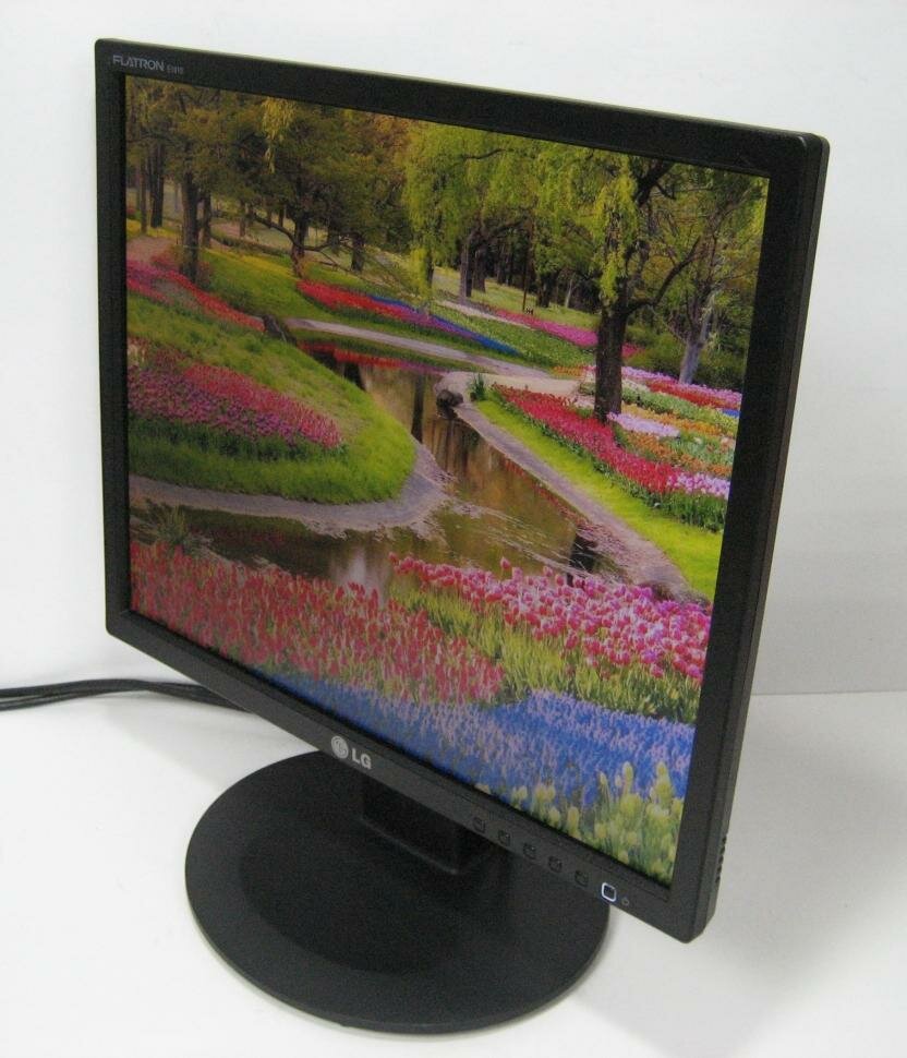 Монитор 19" с царапинами в ассортименте