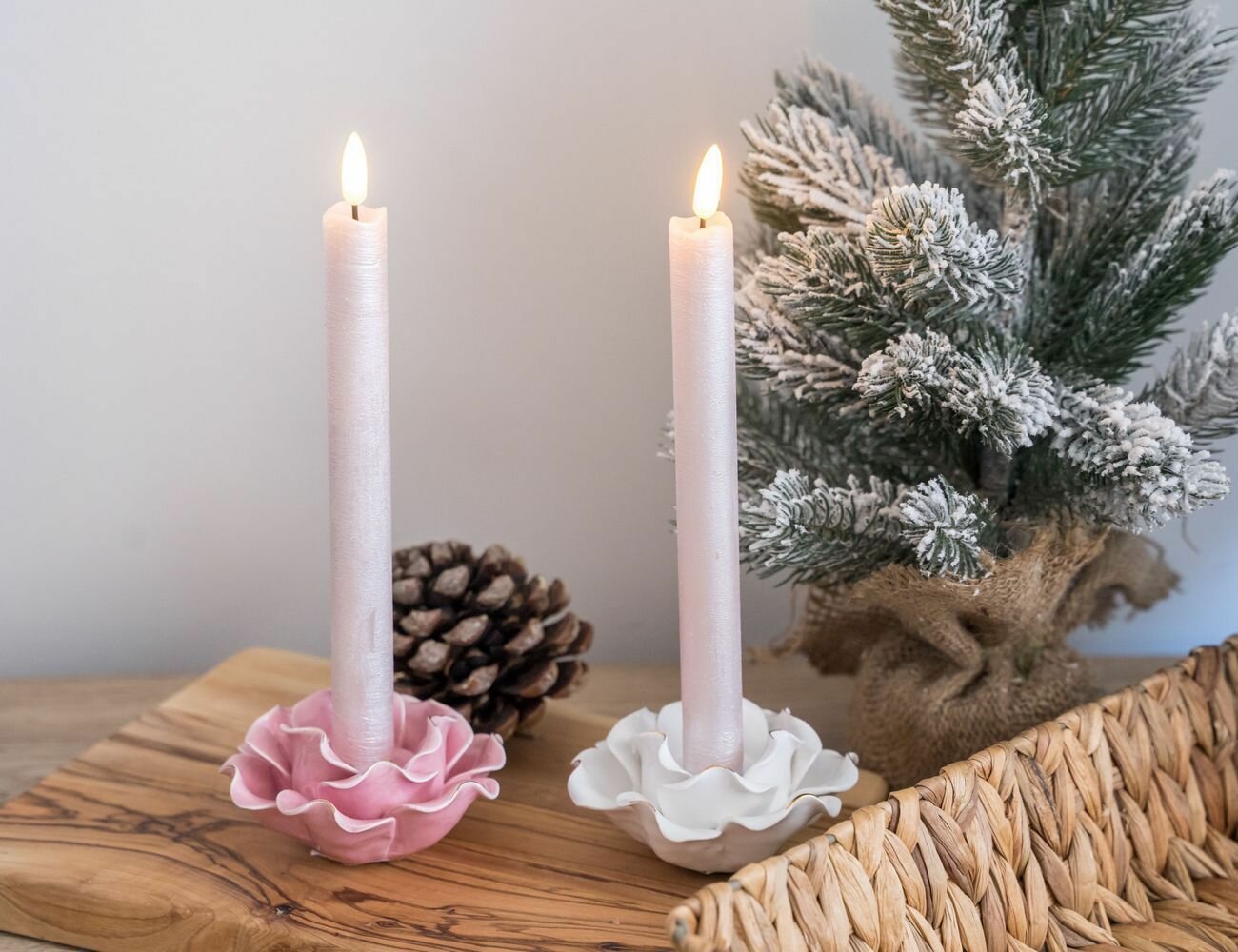 фото Набор светодиодных столовых восковых свечей живая душа, розовых, тёплые белые LED-огни, мерцающие, 'натуральные фитильки', 2х24 см (2 шт.), батарейки, Kaemingk (Lumineo) 485891