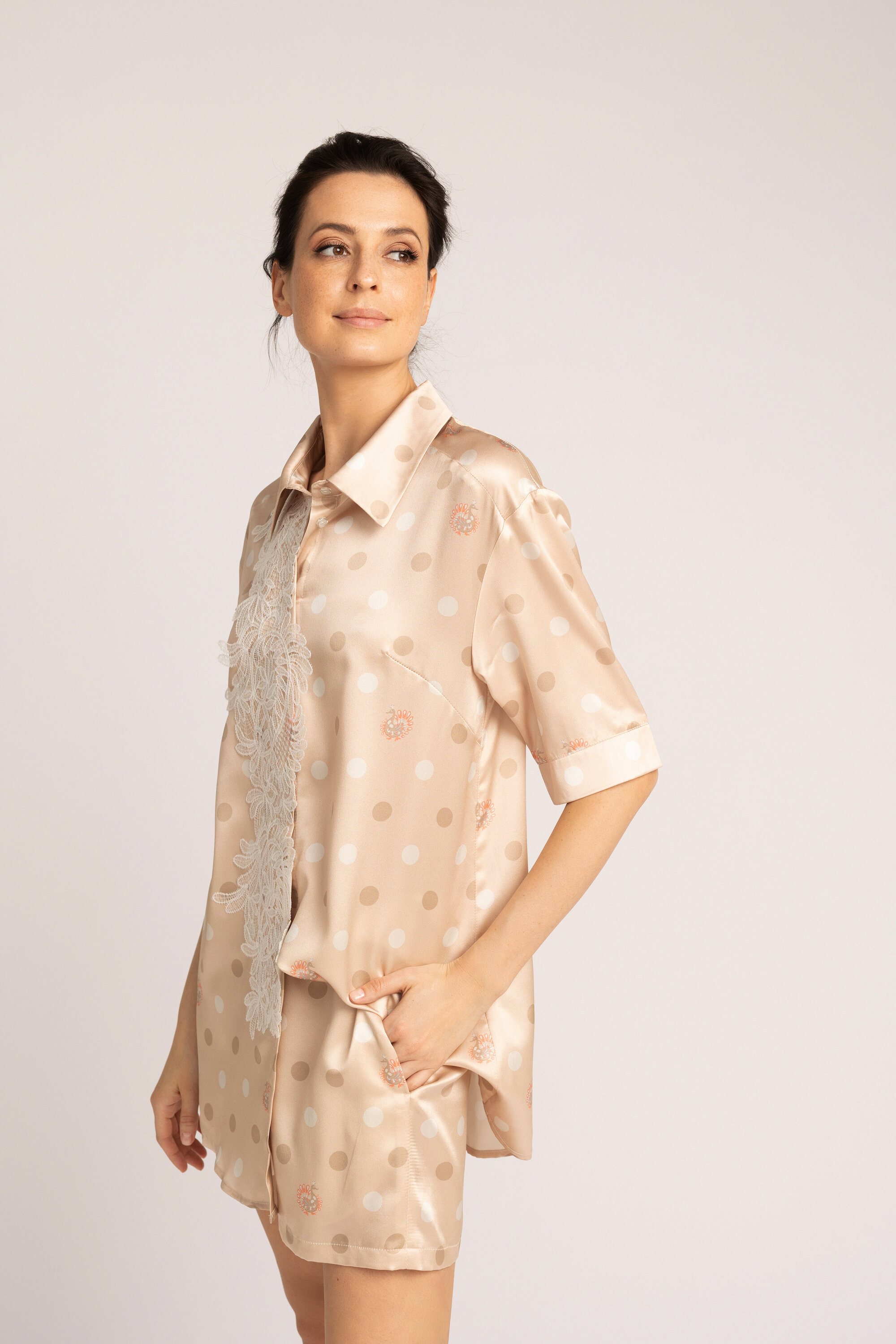 Рубашка женская Mollen песочно-бежевая с узором горох, 100% шелк - фотография № 2